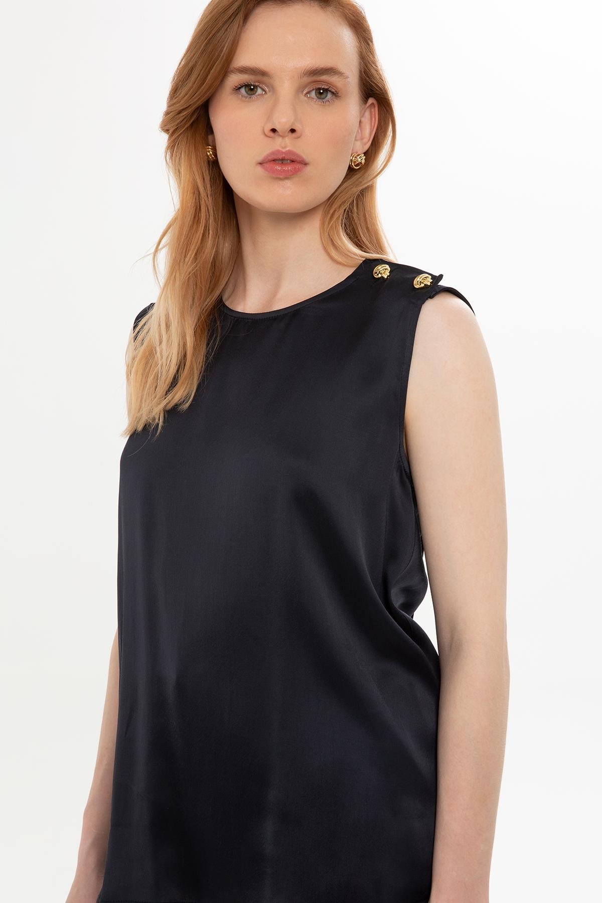 OMUZDAN DÜĞMELİ KOLSUZ BLUZ