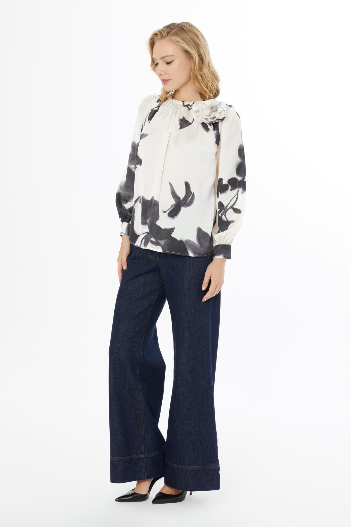 ÖN DETAYI BAĞCIKLI YAKA'DA KENDİ KUMAŞINDAN GÜL DETAYLI KADIN BLUZ