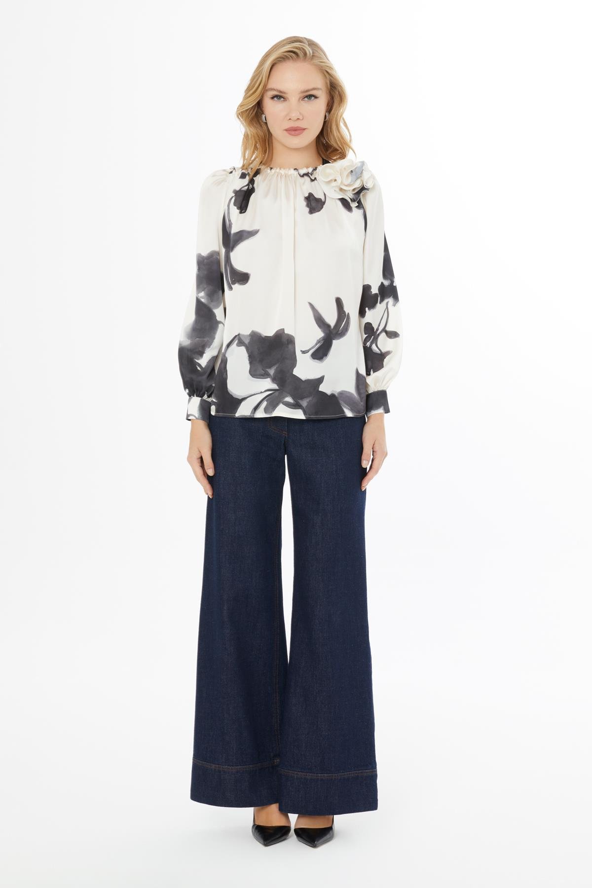 ÖN DETAYI BAĞCIKLI YAKA'DA KENDİ KUMAŞINDAN GÜL DETAYLI KADIN BLUZ