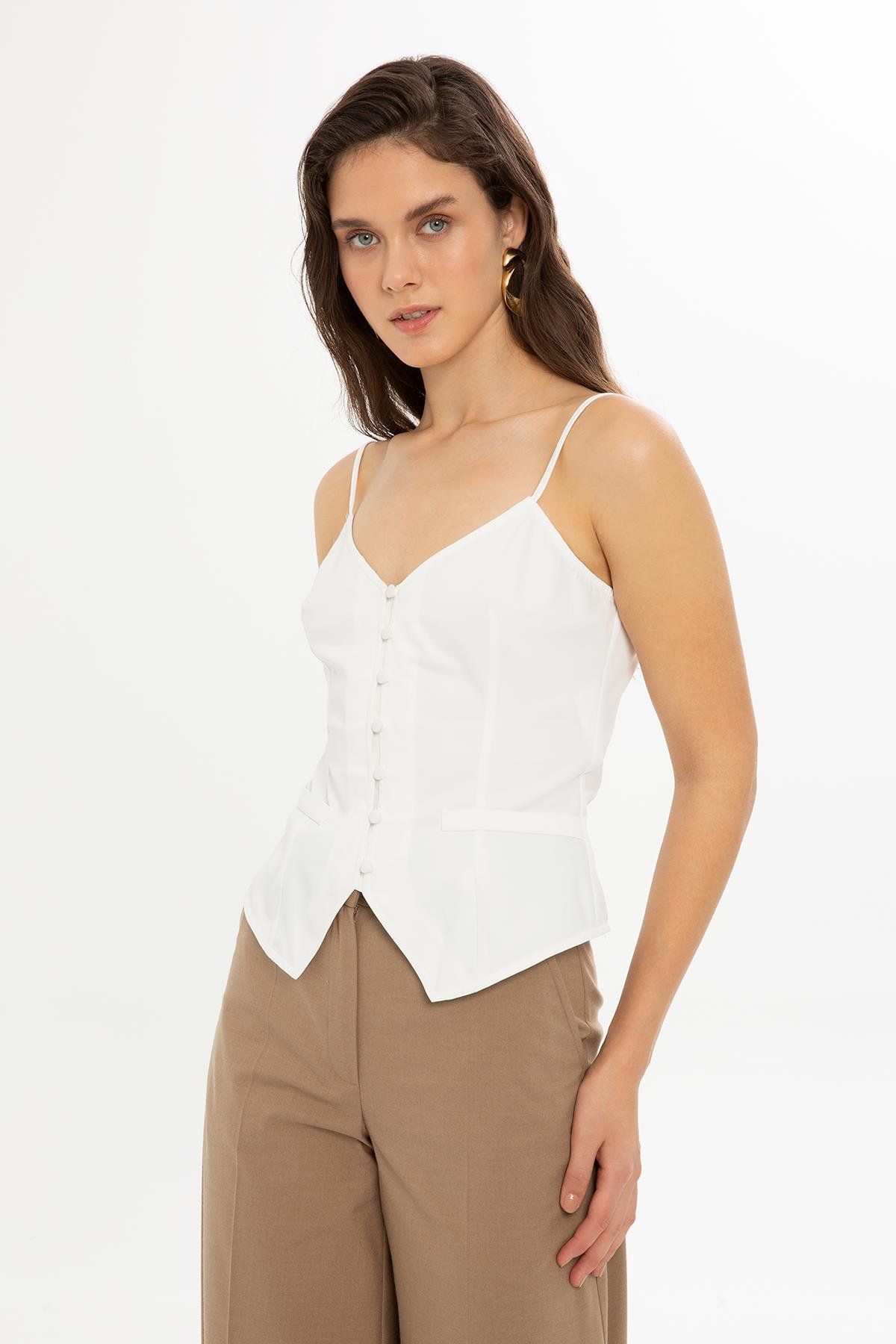 ÖNDEN DÜĞMELİ İP ASKI BLUZ