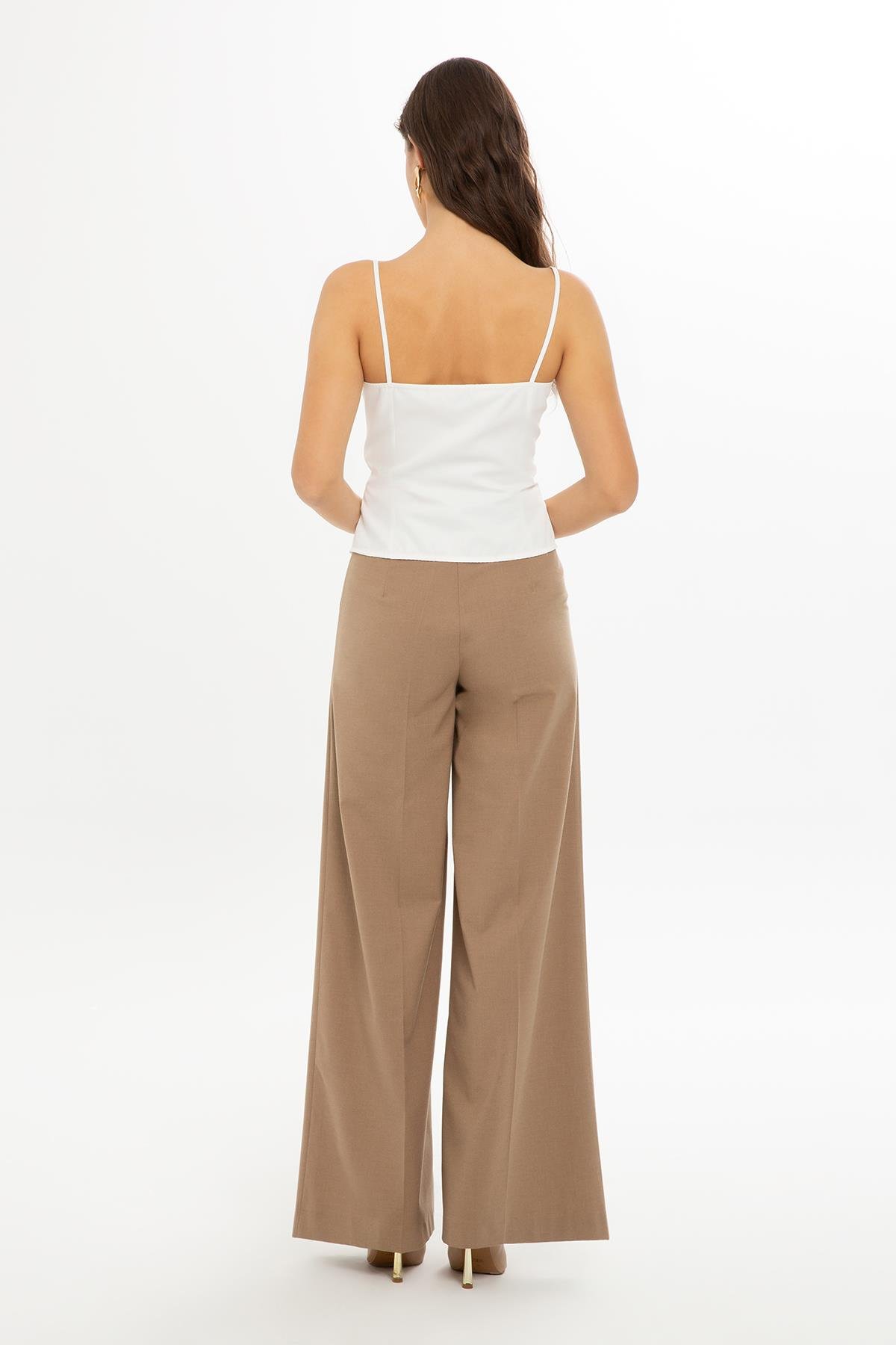 ÖNDEN DÜĞMELİ İP ASKI BLUZ