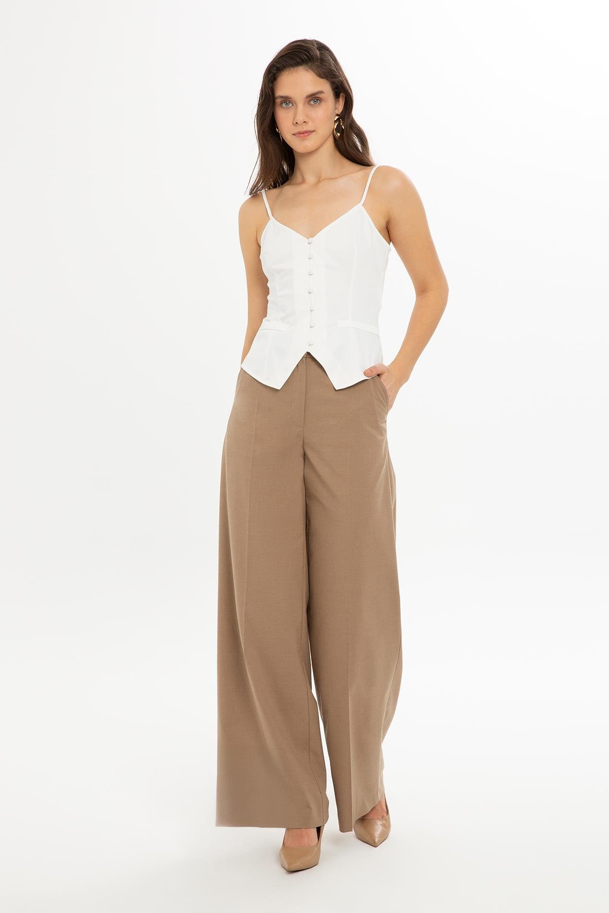 ÖNDEN DÜĞMELİ İP ASKI BLUZ