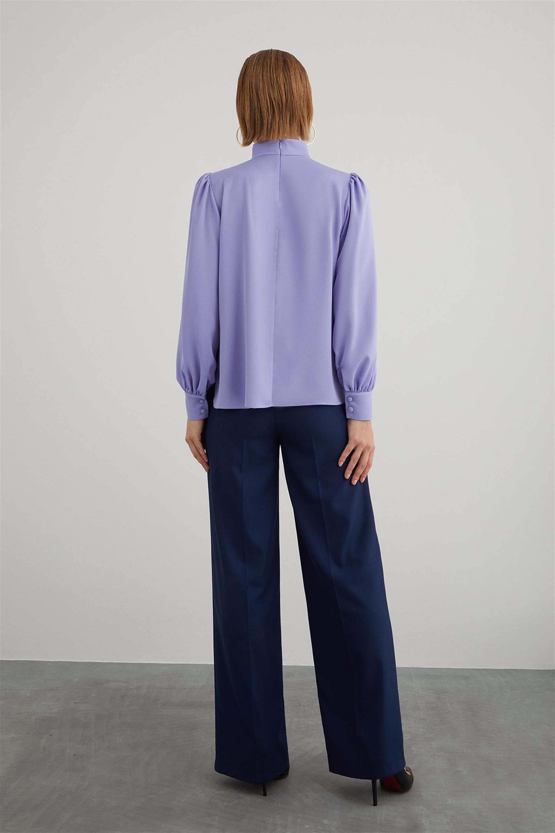 Tek Taraflı Degaje Detaylı Yandan Yırtmaçlı Boğazlı Dökümlü Siyah Saten Bluz