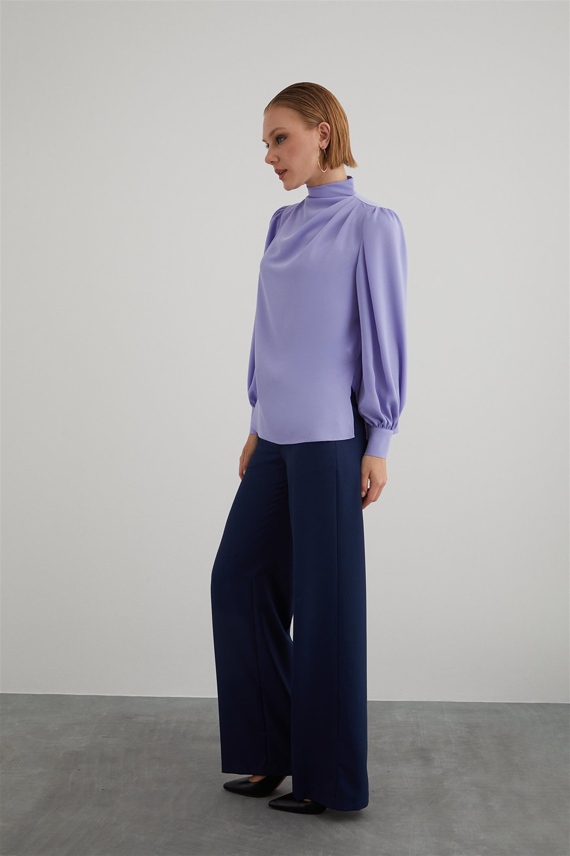 Tek Taraflı Degaje Detaylı Yandan Yırtmaçlı Boğazlı Dökümlü Siyah Saten Bluz