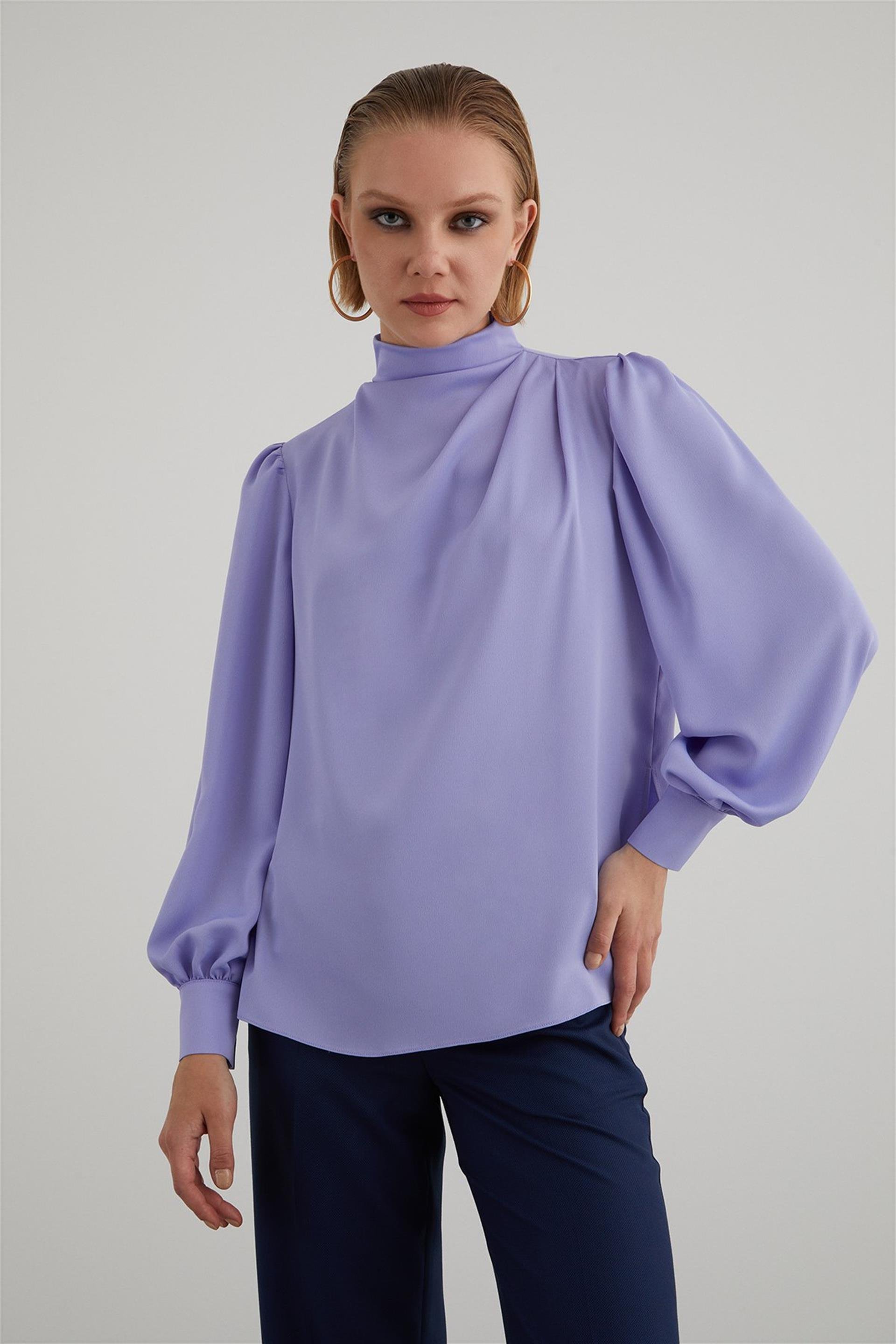 Tek Taraflı Degaje Detaylı Yandan Yırtmaçlı Boğazlı Dökümlü Siyah Saten Bluz