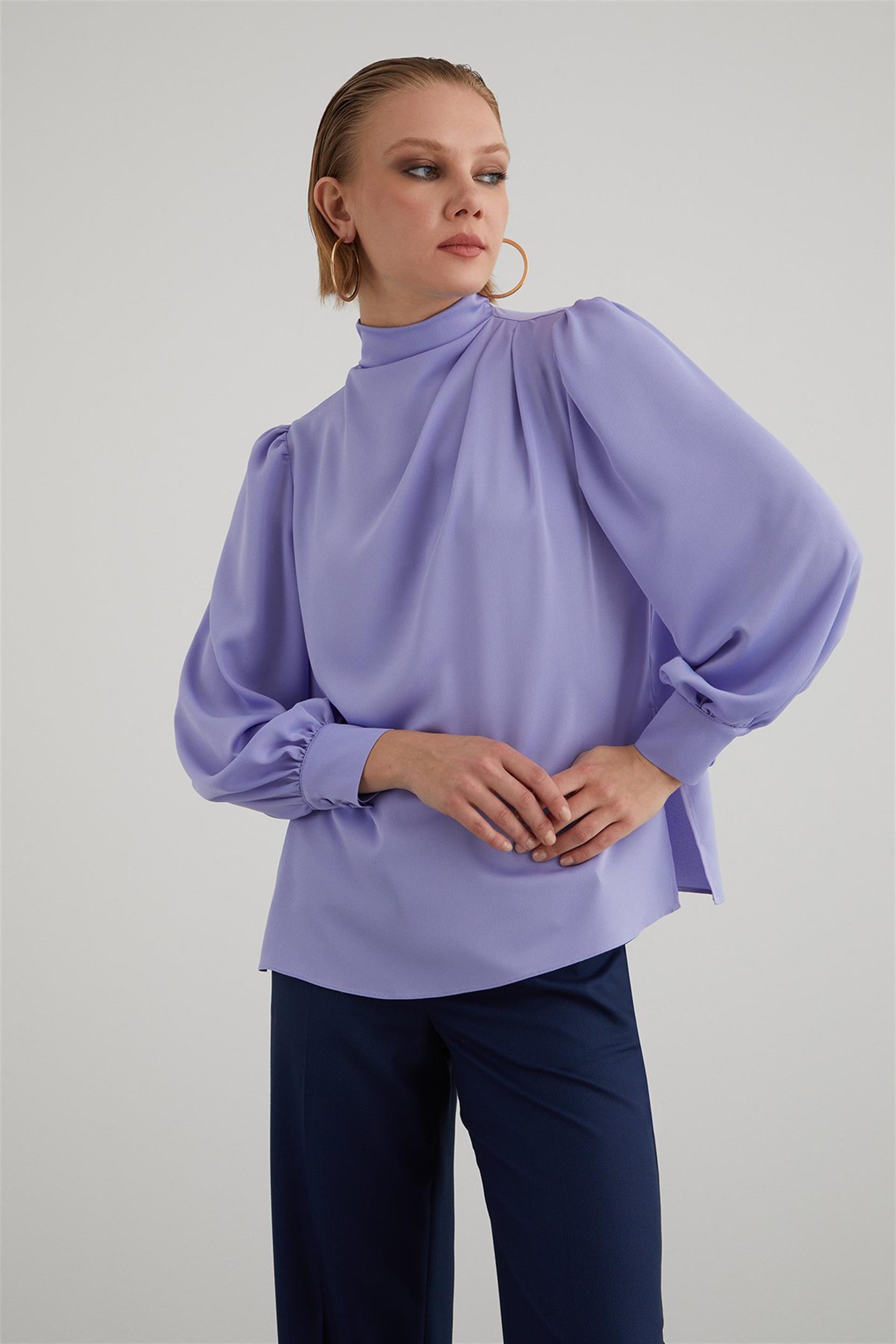 Tek Taraflı Degaje Detaylı Yandan Yırtmaçlı Boğazlı Dökümlü Siyah Saten Bluz