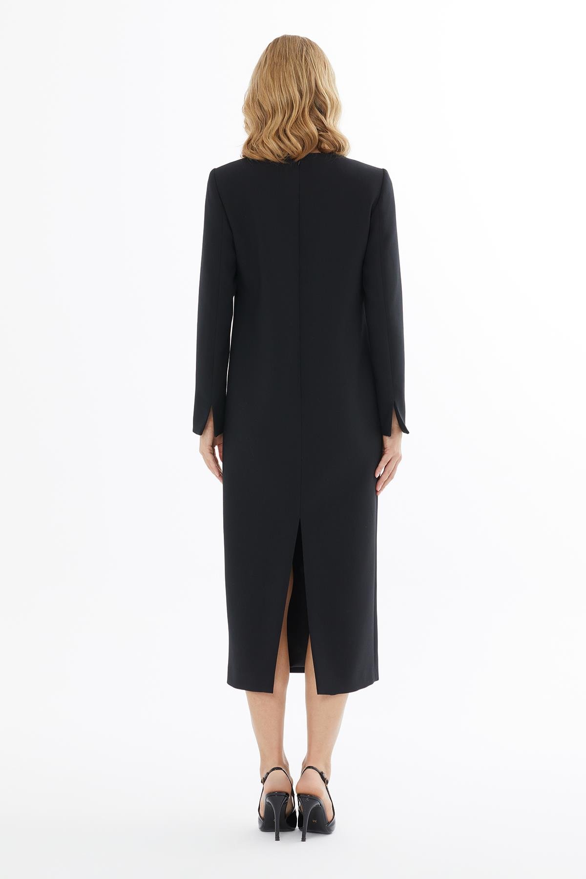 ÖNÜ METAL AKSESUARLI ARKA ORTA GİZLİ FERMUARLI KOLLAR YIRTMAÇLI KADIN UZUN ELBİSE