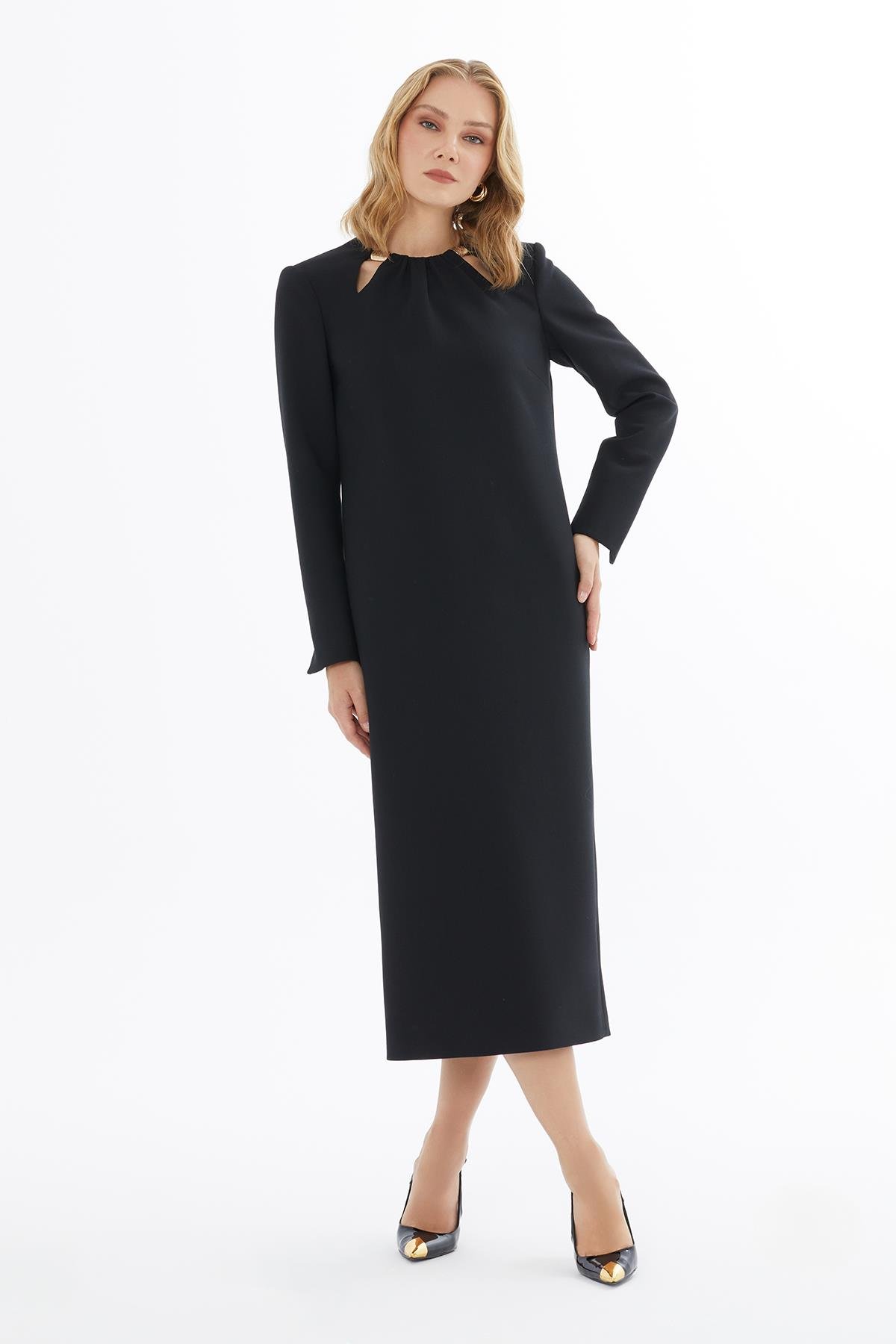 ÖNÜ METAL AKSESUARLI ARKA ORTA GİZLİ FERMUARLI KOLLAR YIRTMAÇLI KADIN UZUN ELBİSE