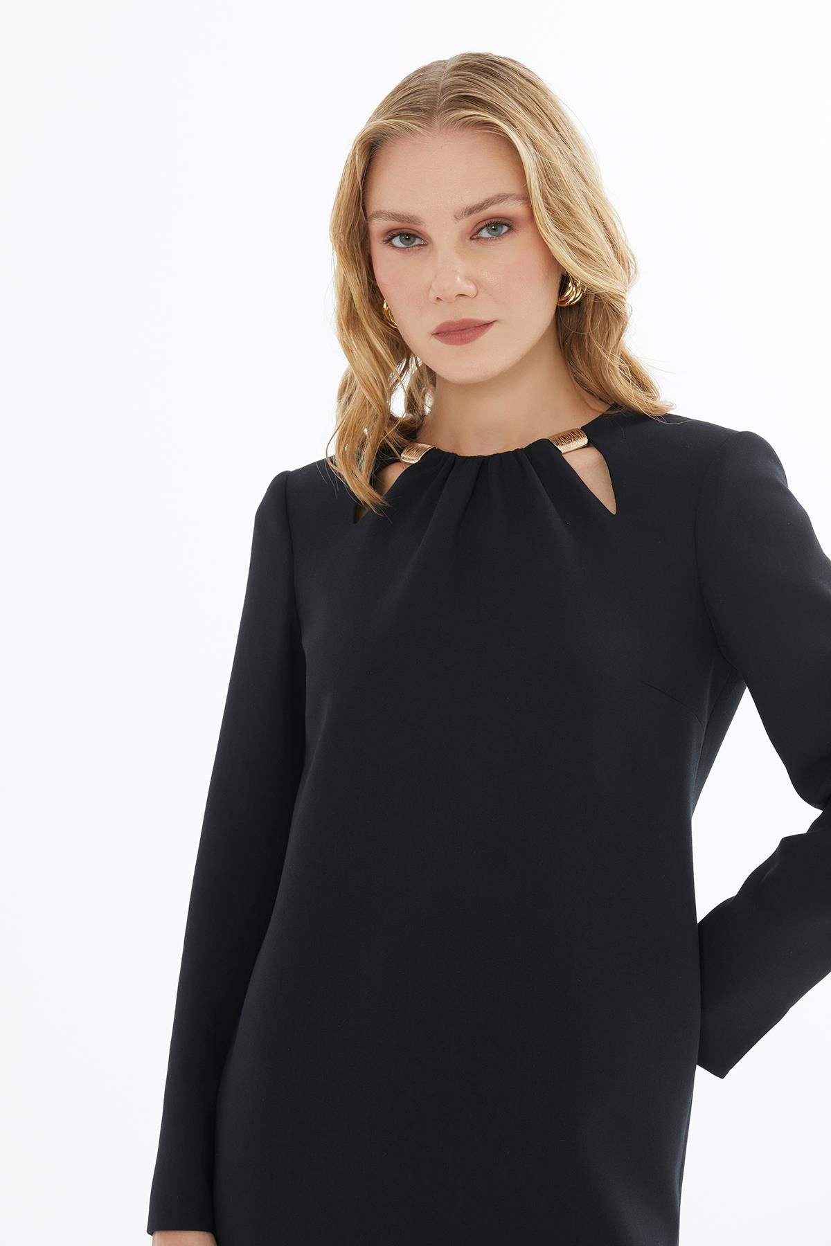 ÖNÜ METAL AKSESUARLI ARKA ORTA GİZLİ FERMUARLI KOLLAR YIRTMAÇLI KADIN UZUN ELBİSE