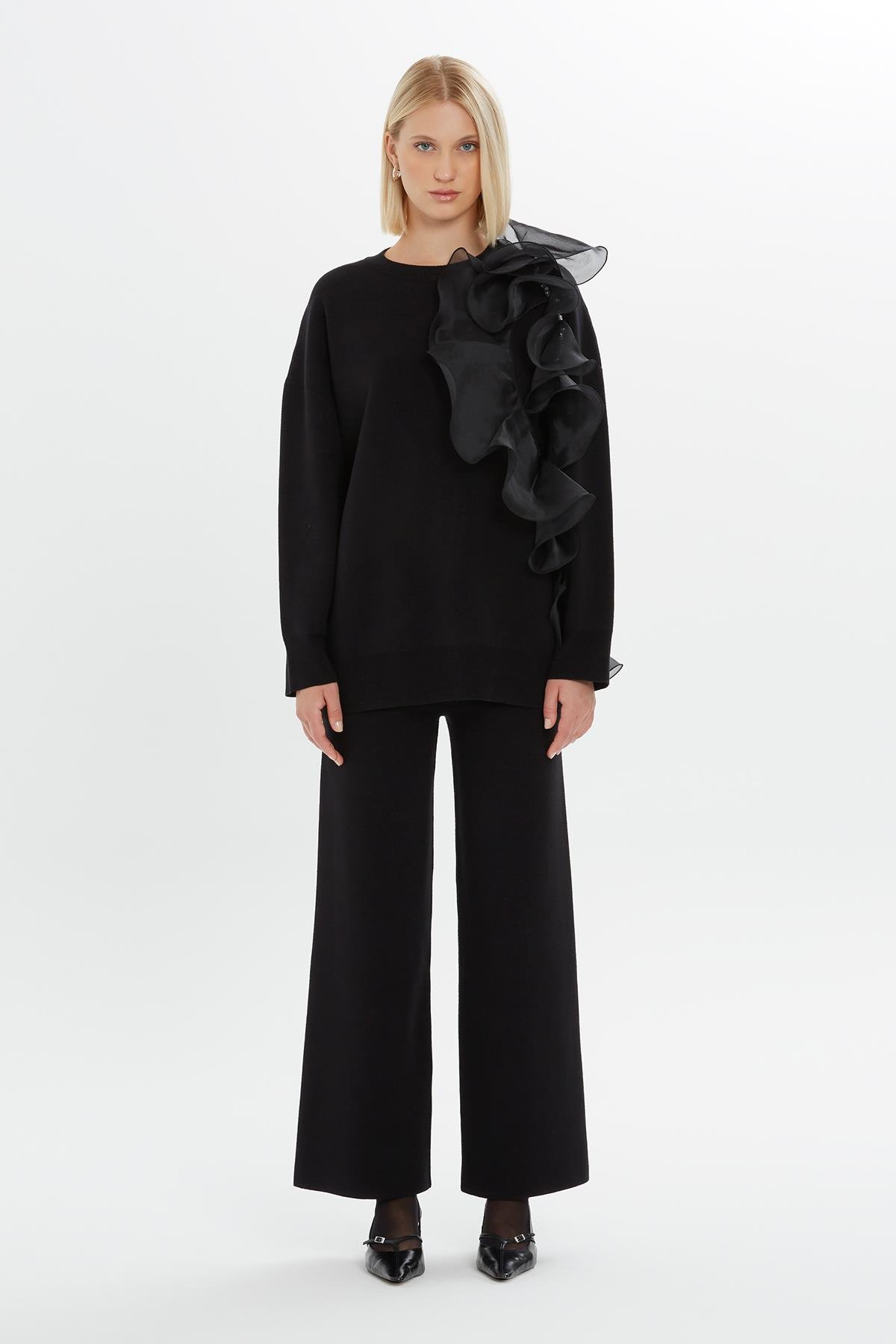 Organize Kol Detaylı Bonzu İşlemeli Siyah Triko Kazak