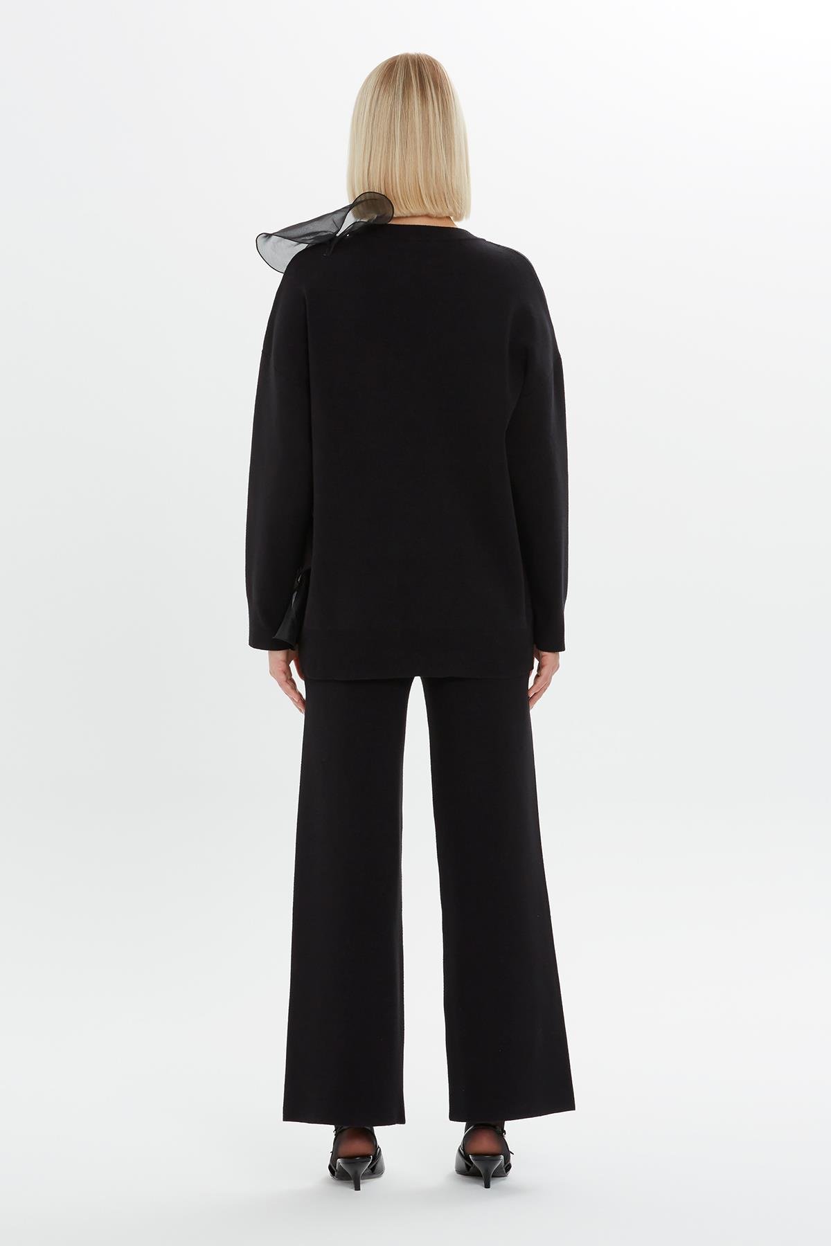 Organize Kol Detaylı Bonzu İşlemeli Siyah Triko Kazak