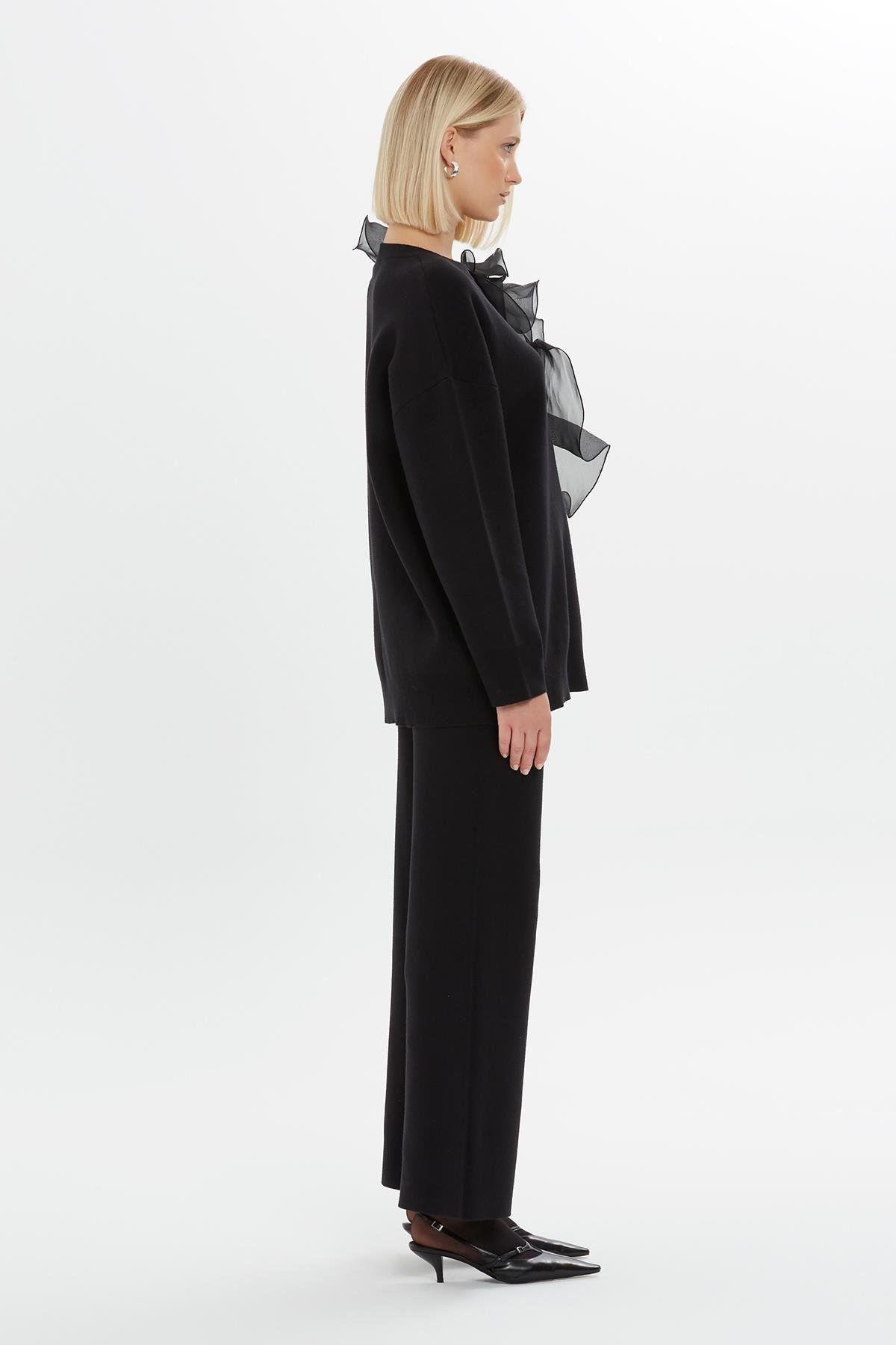 Organize Kol Detaylı Bonzu İşlemeli Siyah Triko Kazak