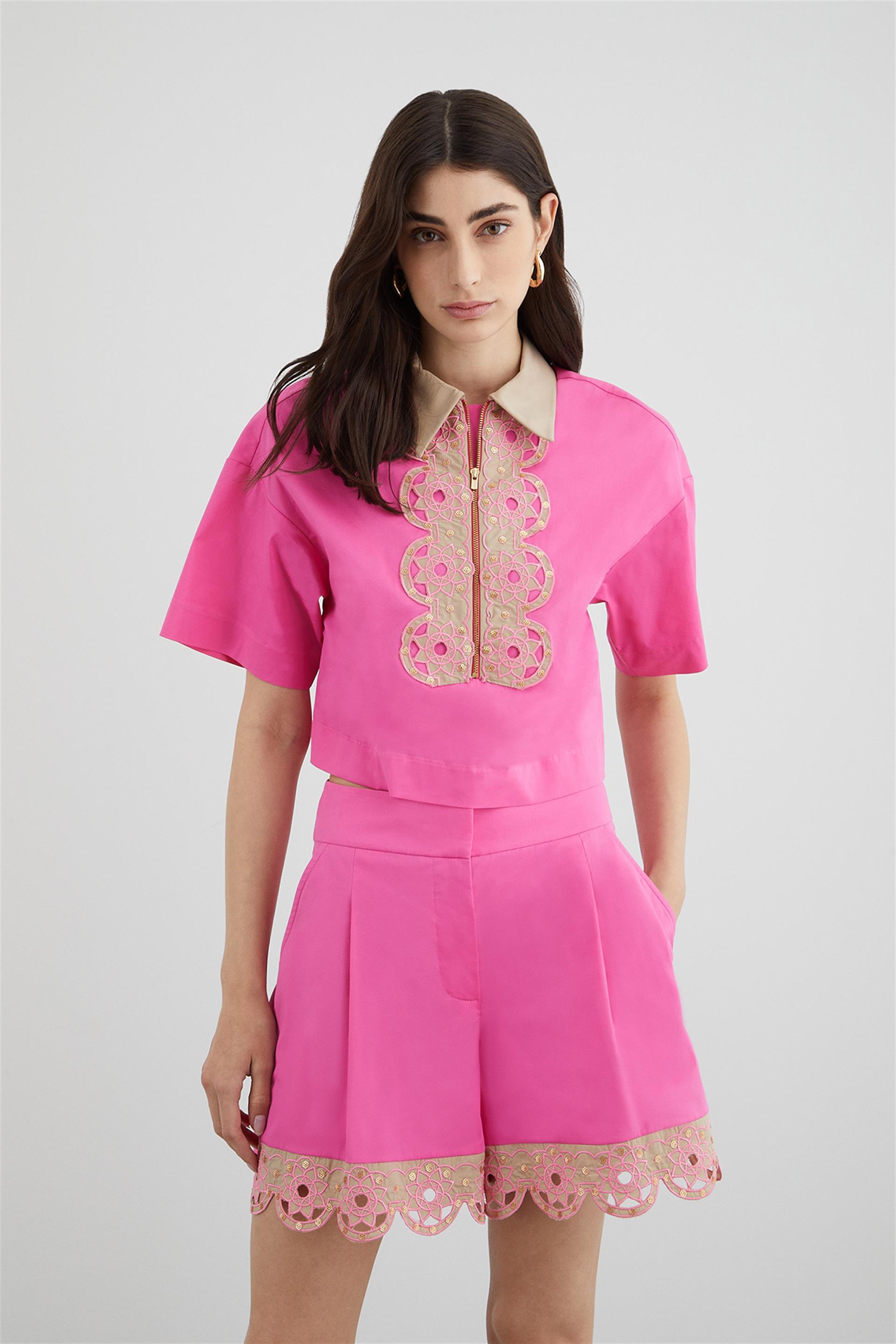 Ön Paça Nakış Detaylı Cepli Pembe Şort