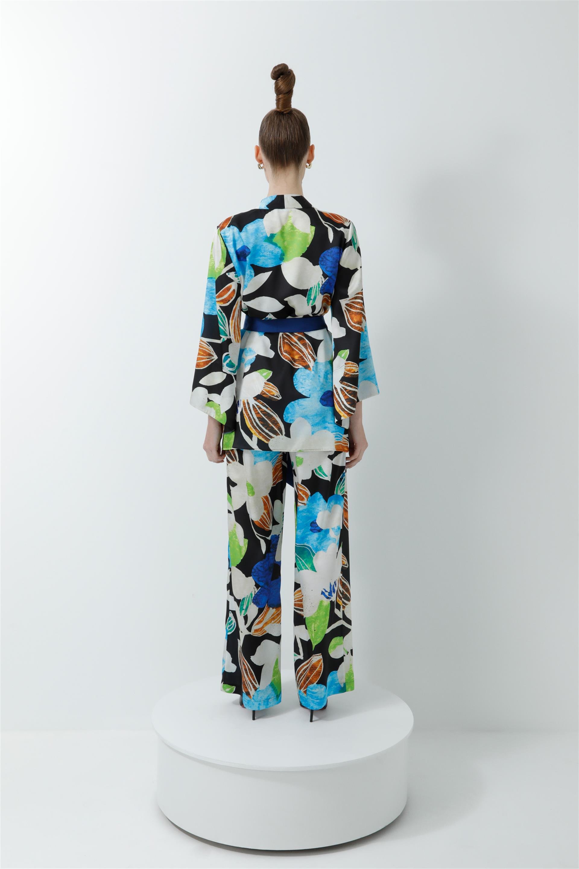 Renkli Çiçek Desenli Rahat Kesim Pantolonlu Siyah Kimano Takım
