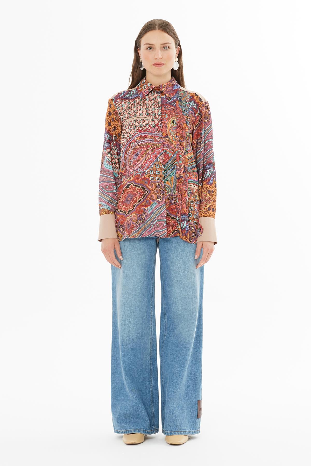 Renkli Etnik Desenli Saten Ön ve Kol Detaylı Gömlek