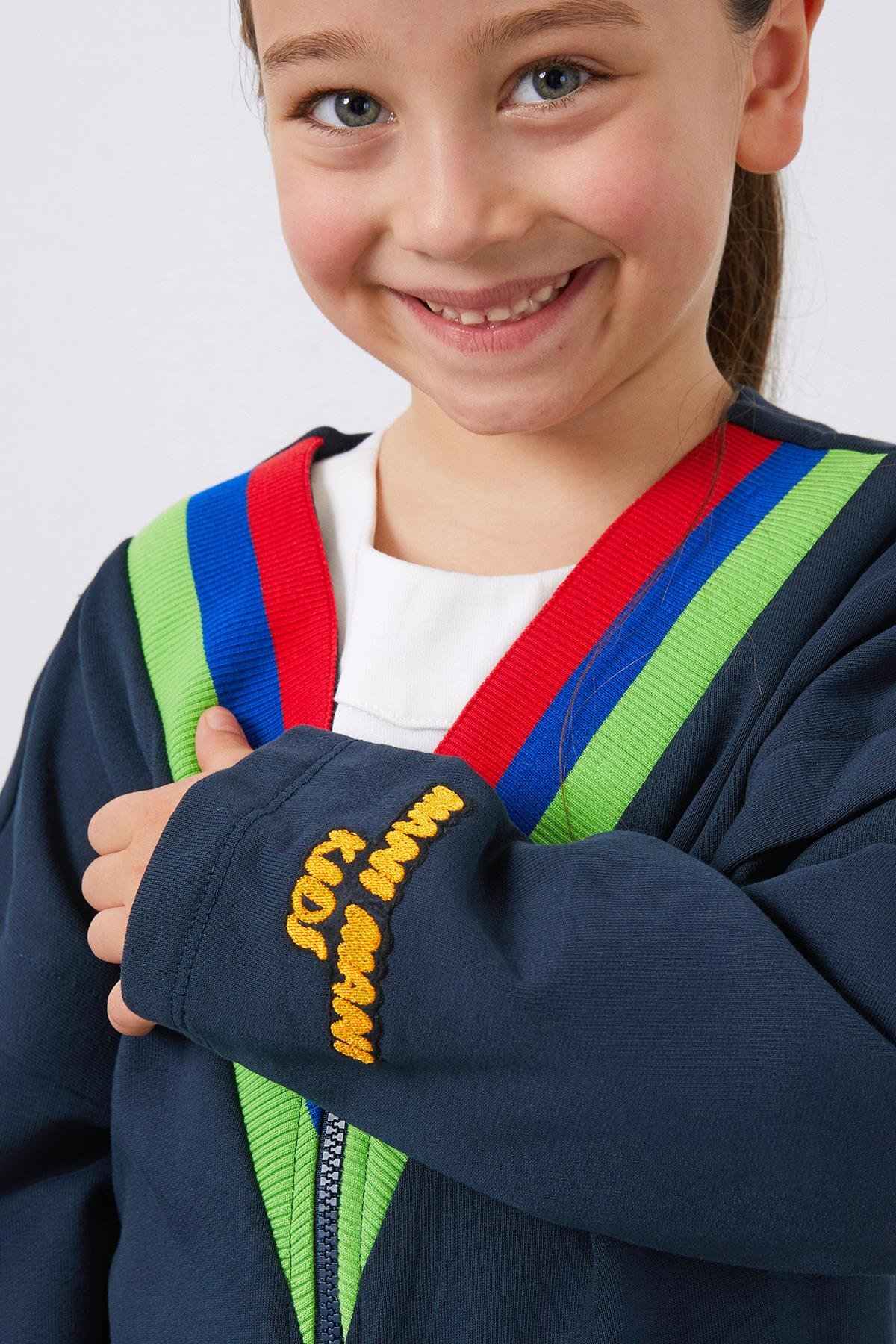 Renkli Triko ve Nakış Detaylı Kız Çocuk Fermuarlı Ceket