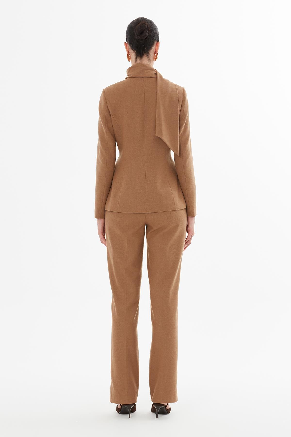Şal Yakalı Düğme Kapamalı Camel Pantolonlu Takım