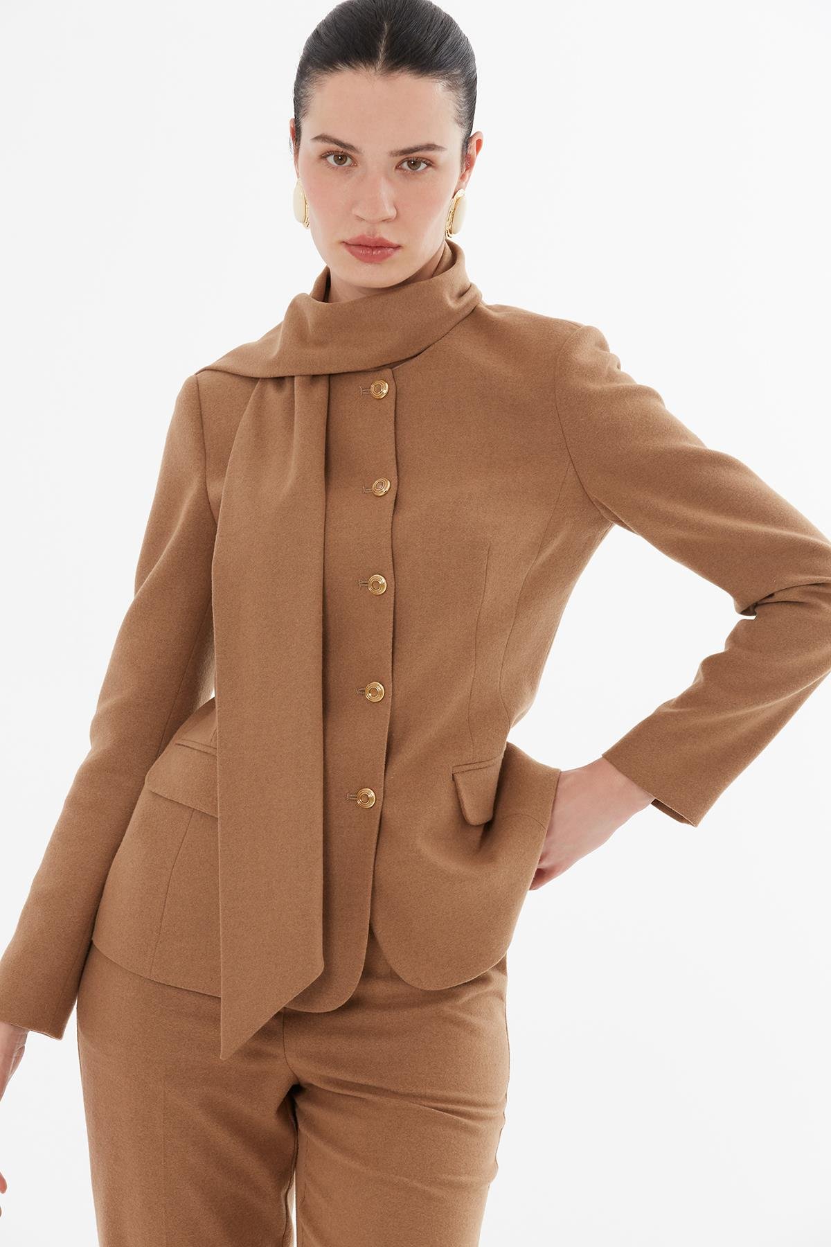 Şal Yakalı Düğme Kapamalı Camel Pantolonlu Takım