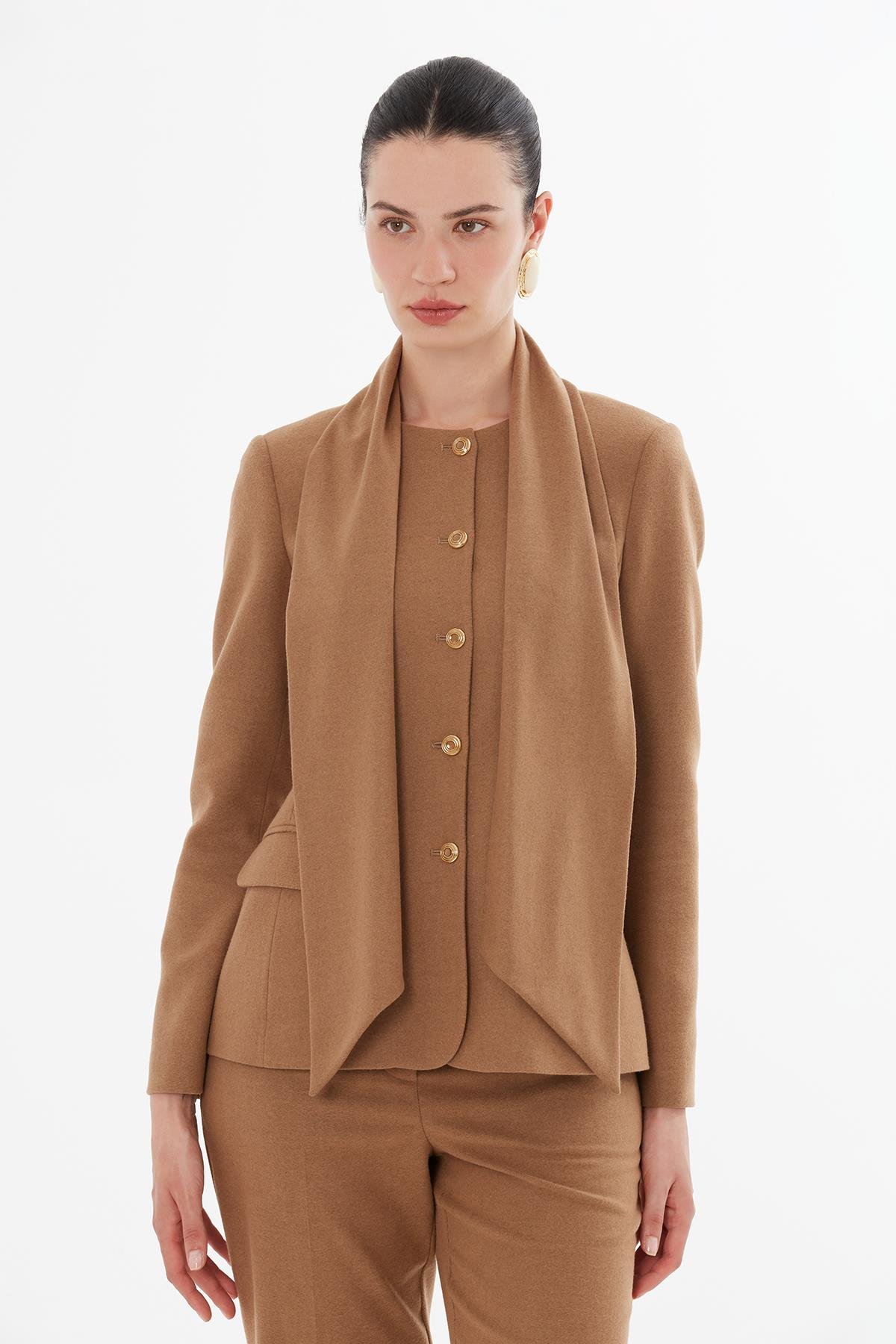 Şal Yakalı Düğme Kapamalı Camel Pantolonlu Takım