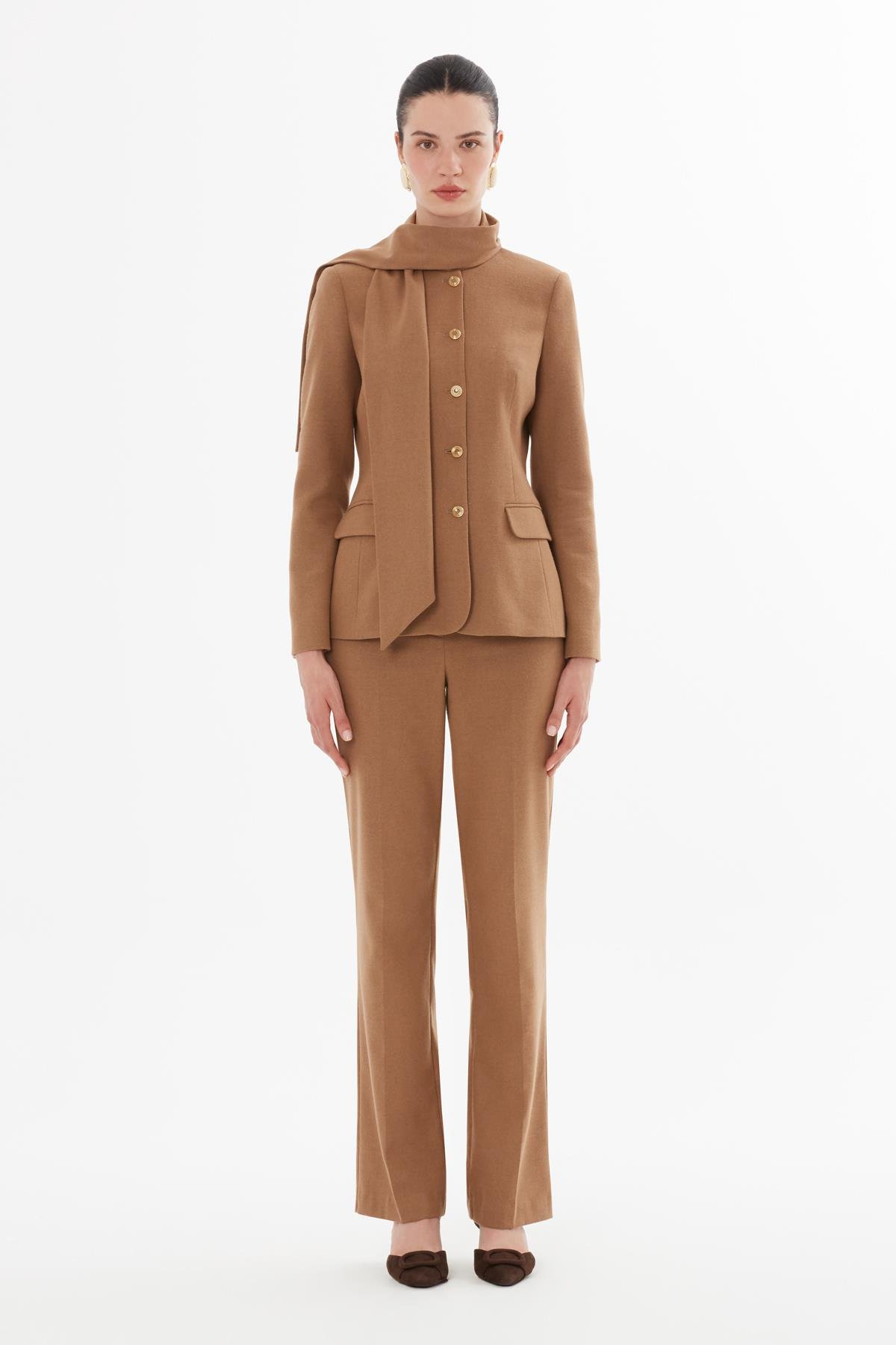 Şal Yakalı Düğme Kapamalı Camel Pantolonlu Takım