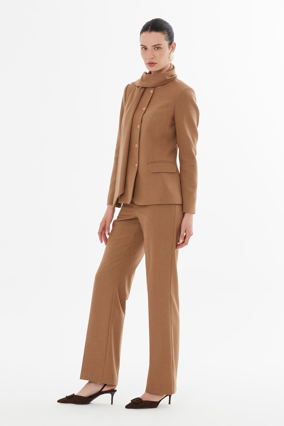 Şal Yakalı Düğme Kapamalı Camel Pantolonlu Takım