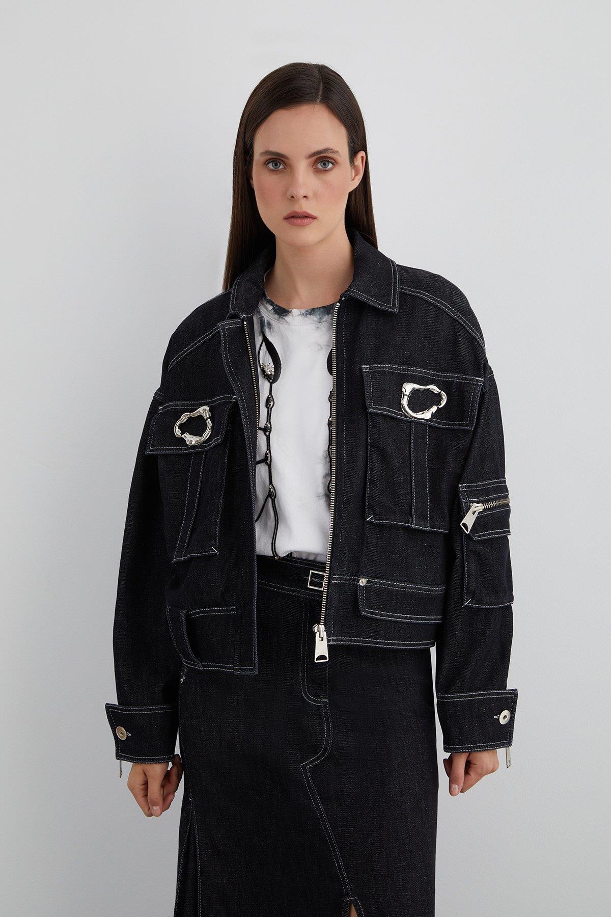 Gümüş Aksesuar Detaylı Kolu Fermuarlı Geniş Cep Ceket