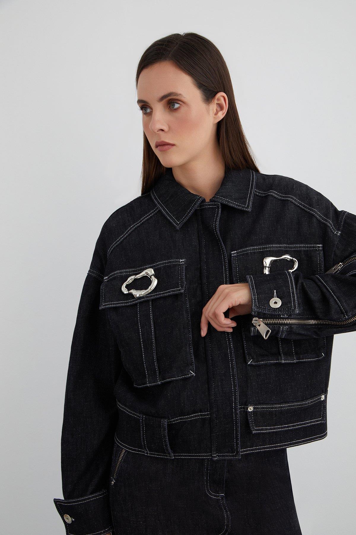 Gümüş Aksesuar Detaylı Kolu Fermuarlı Geniş Cep Ceket