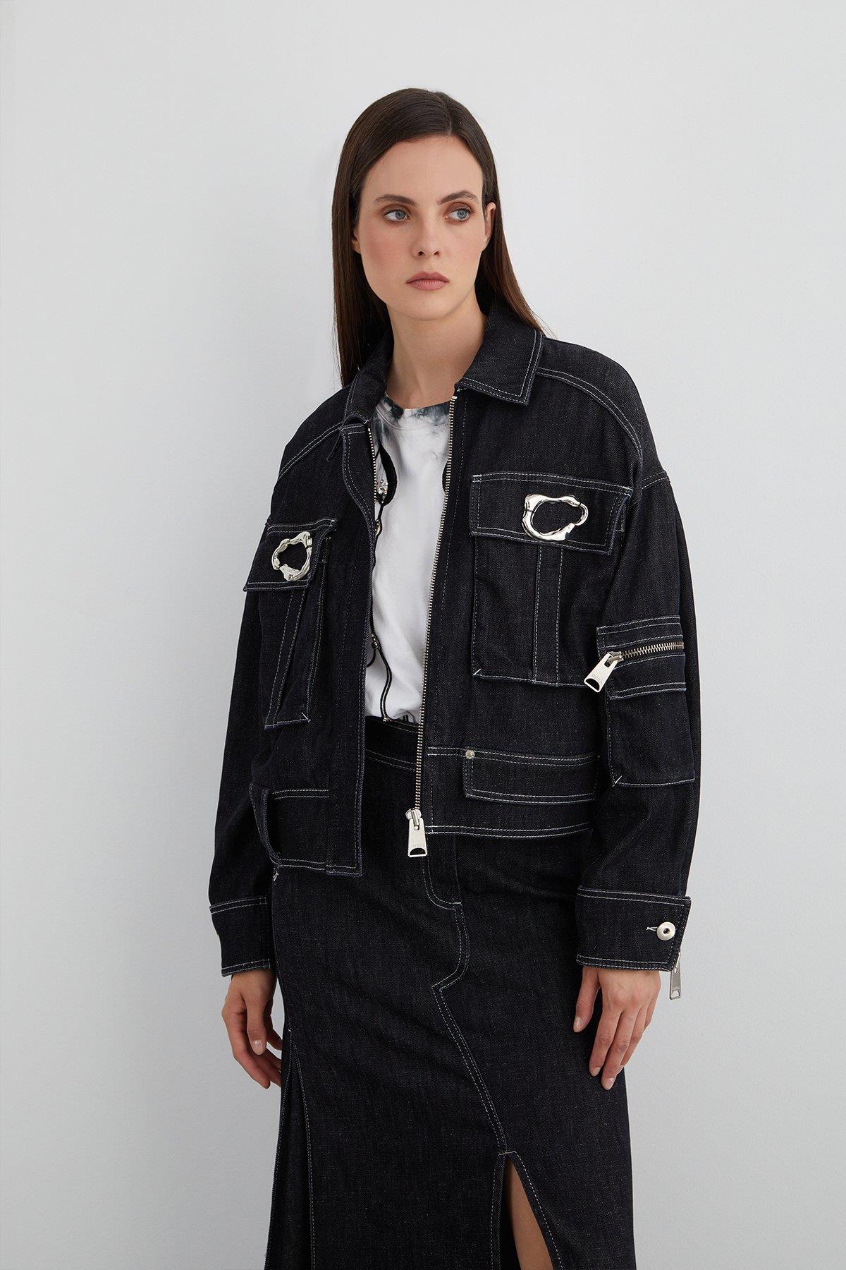 Gümüş Aksesuar Detaylı Kolu Fermuarlı Geniş Cep Ceket