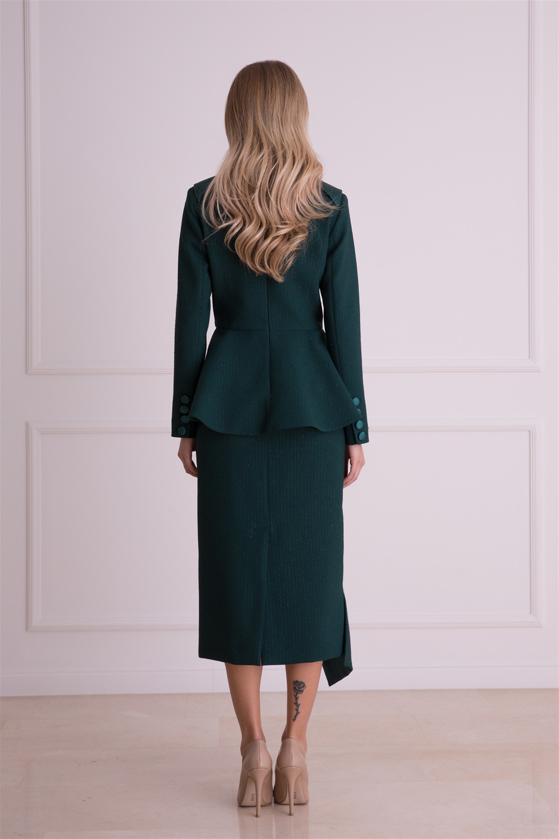 Sim Detaylı Asimetrik Kesim Yırtmaçlı Kumaş Etek