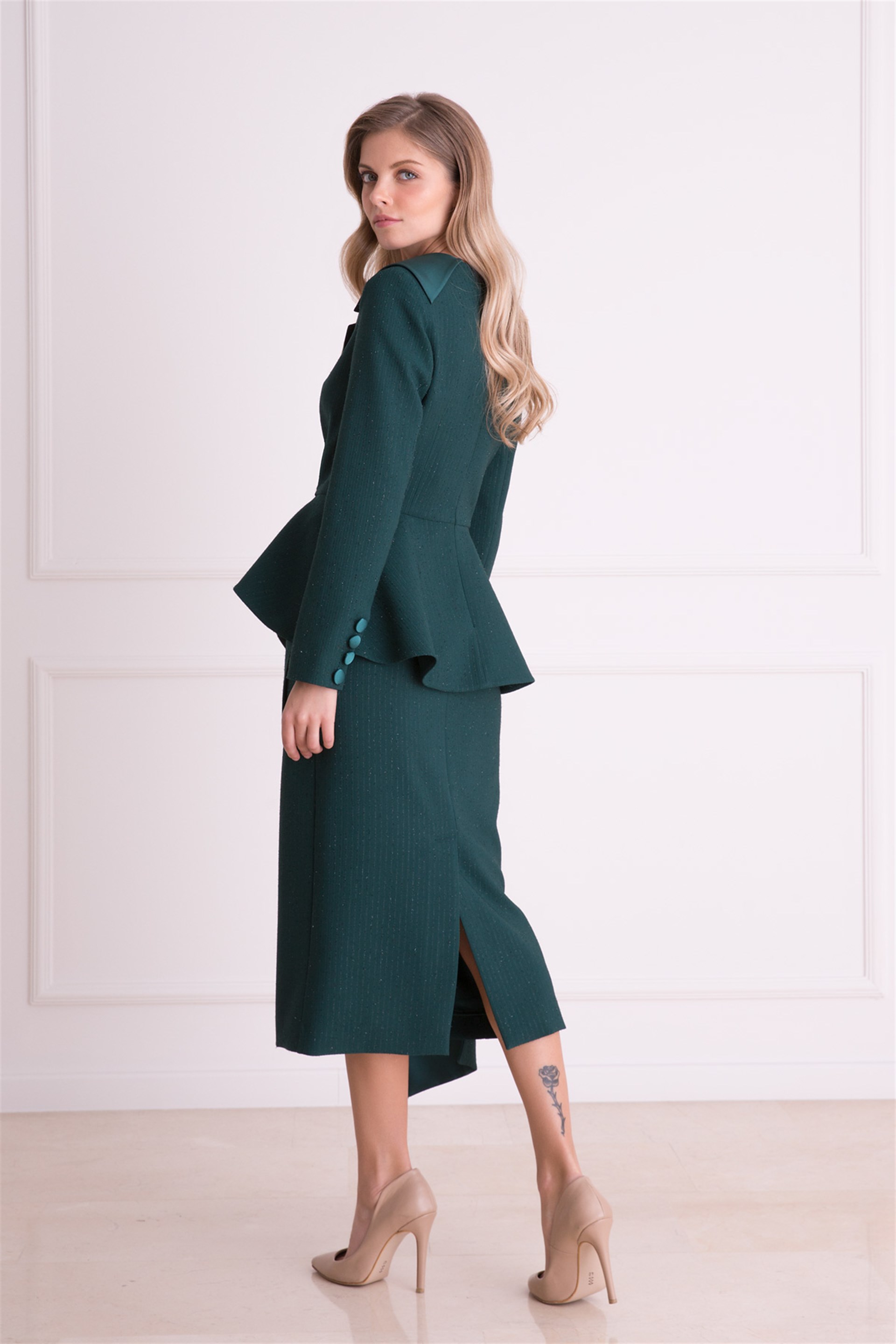 Sim Detaylı Asimetrik Kesim Yırtmaçlı Kumaş Etek