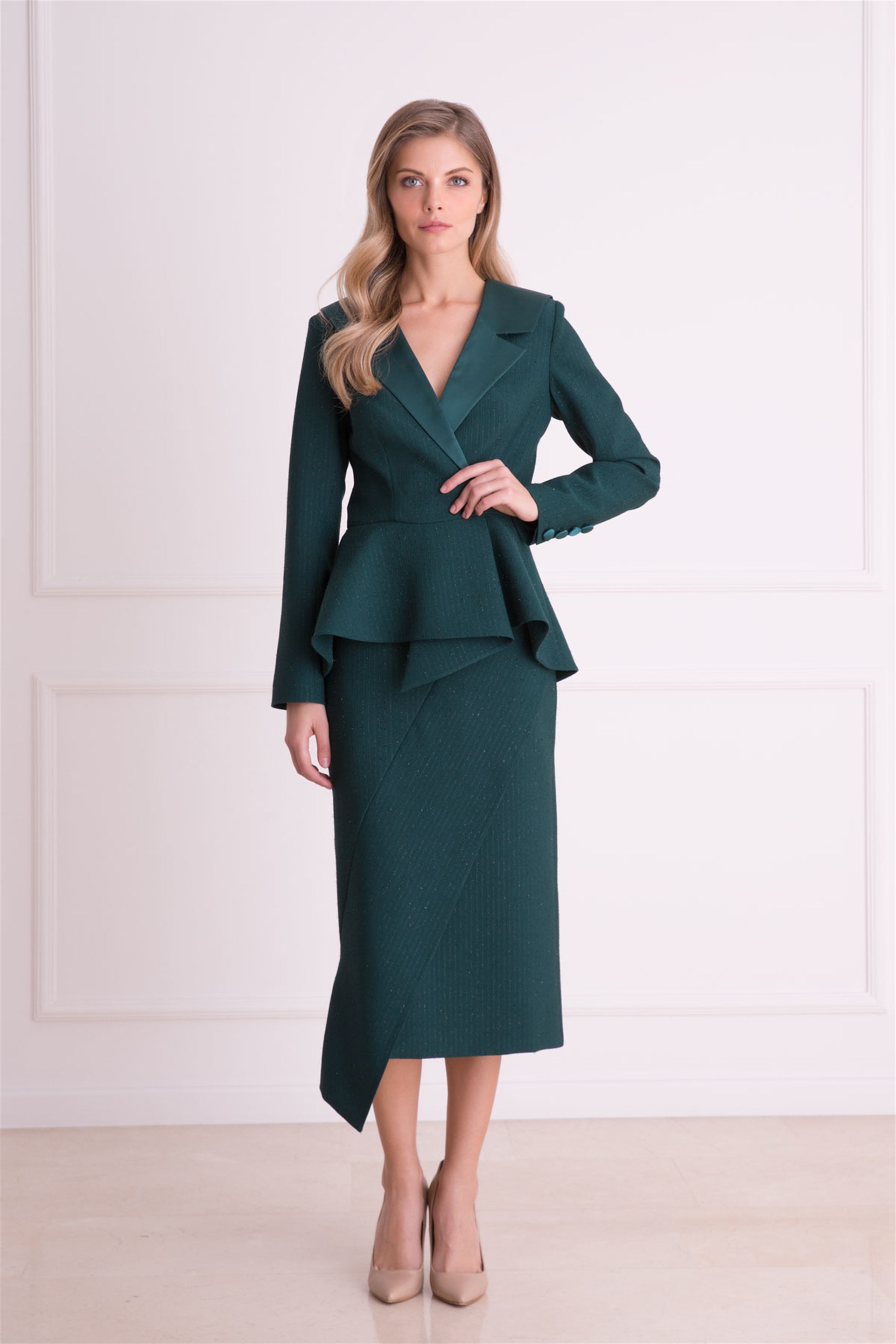 Sim Detaylı Asimetrik Kesim Yırtmaçlı Kumaş Etek