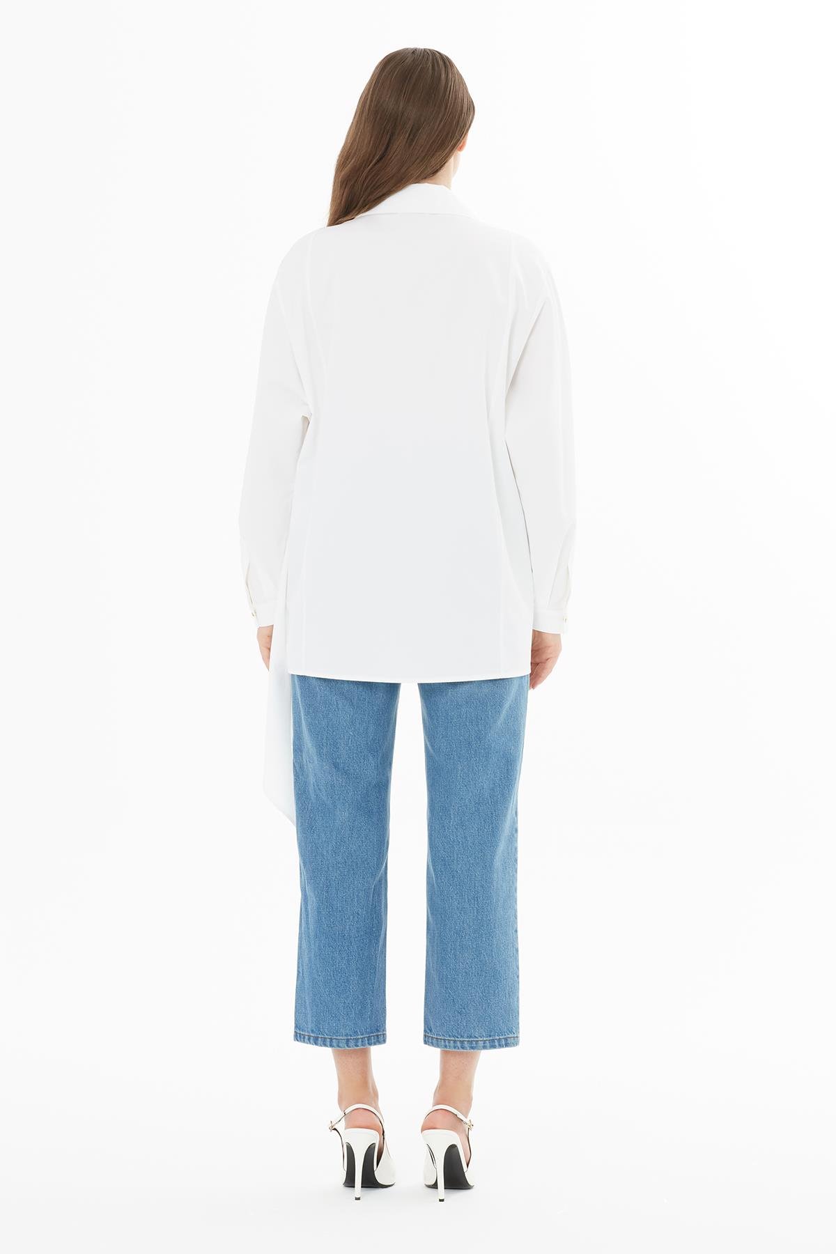 Sivri Yaka Altın Düğmeli Beyaz Uzun Gömlek