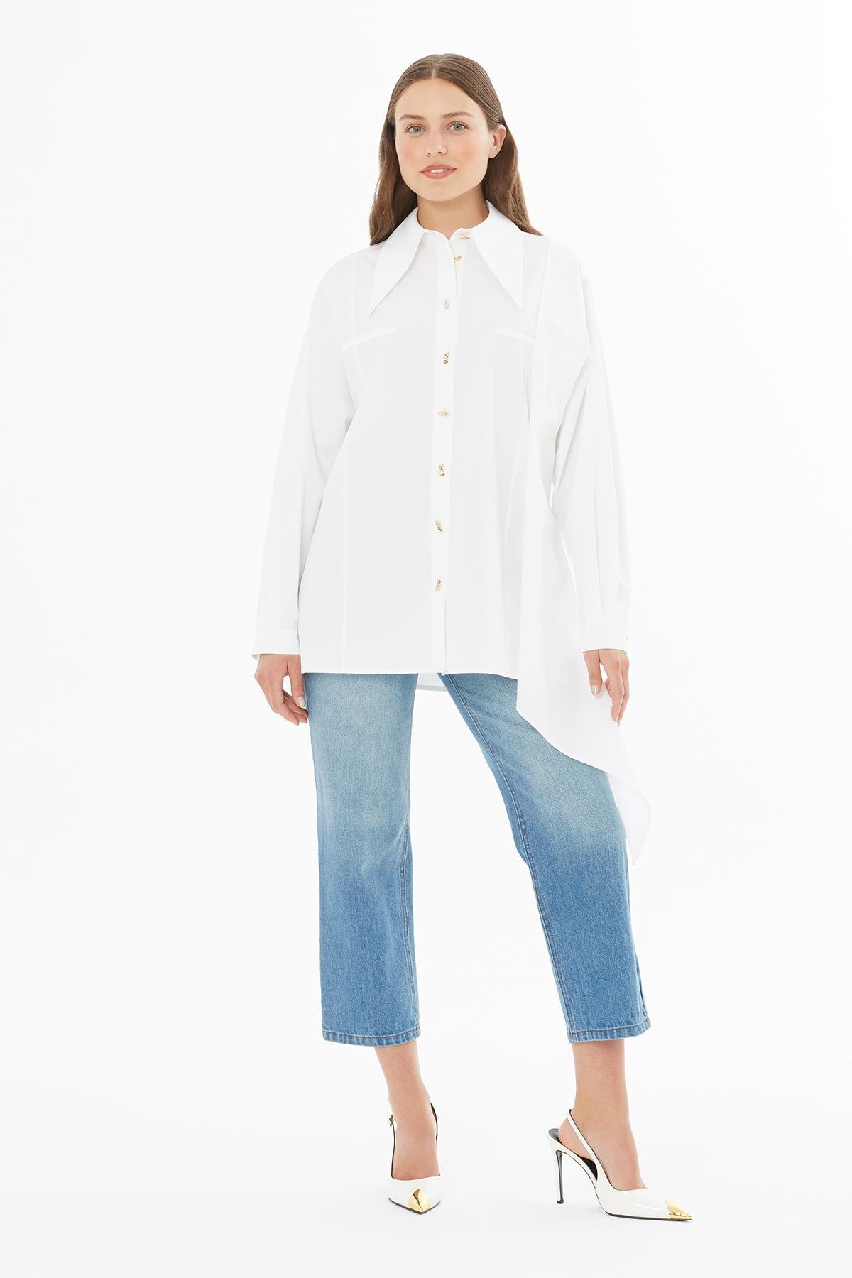 Sivri Yaka Altın Düğmeli Beyaz Uzun Gömlek