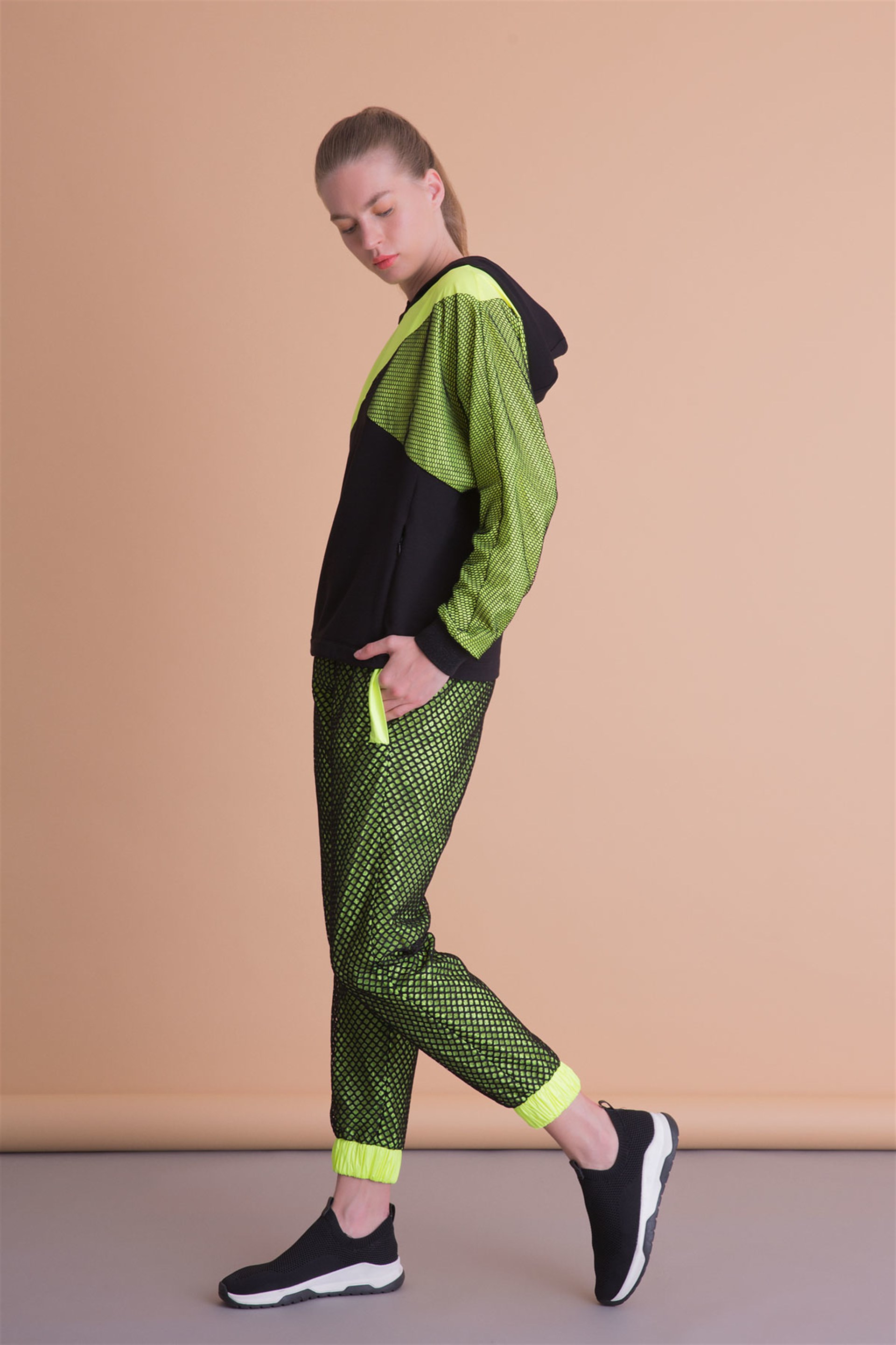 Siyah File Detaylı Neon Jogger Pantolon