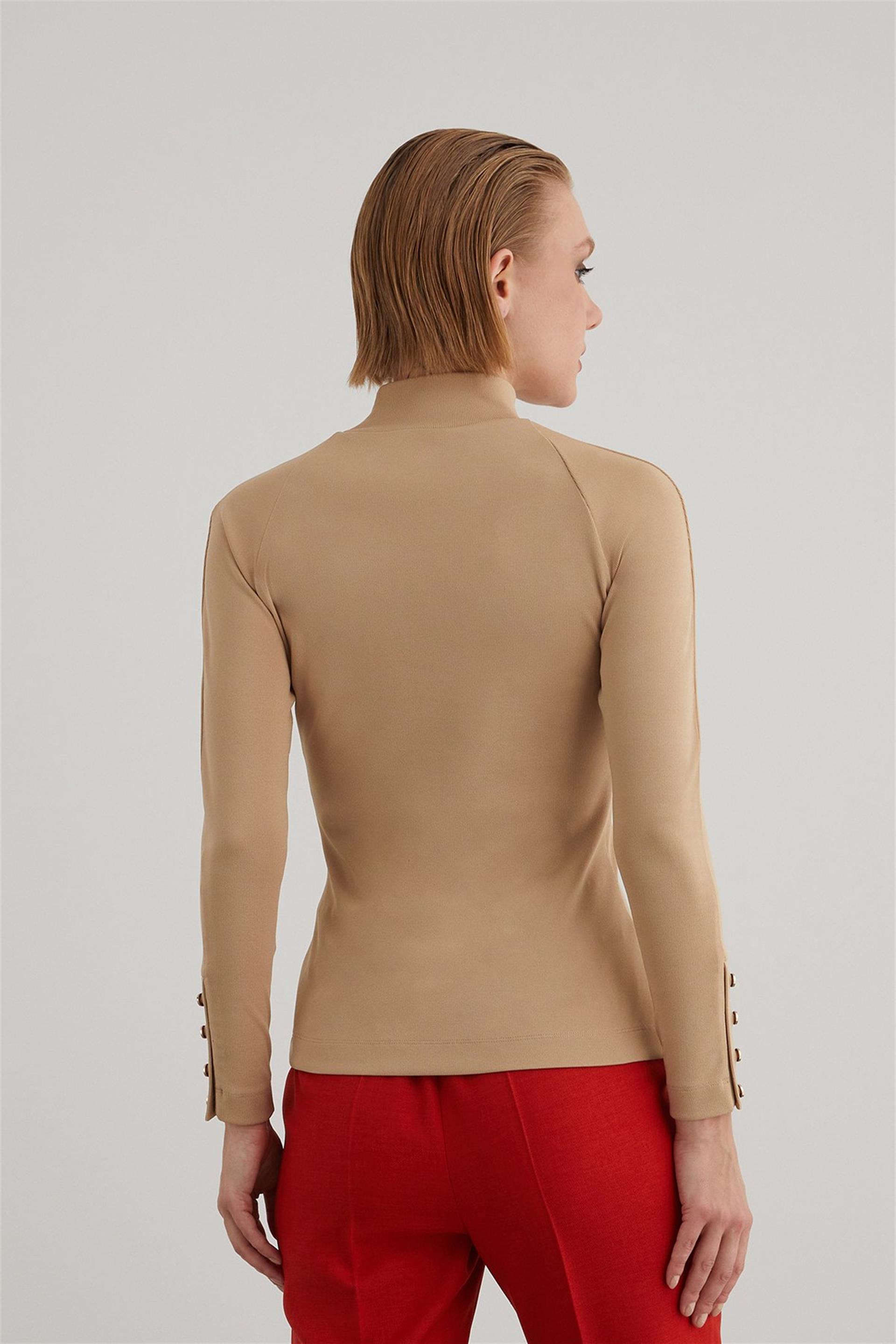 Manşeti Gold Düğme Detaylı Dar Kesim Balıkçı Yaka Triko Bej Bluz