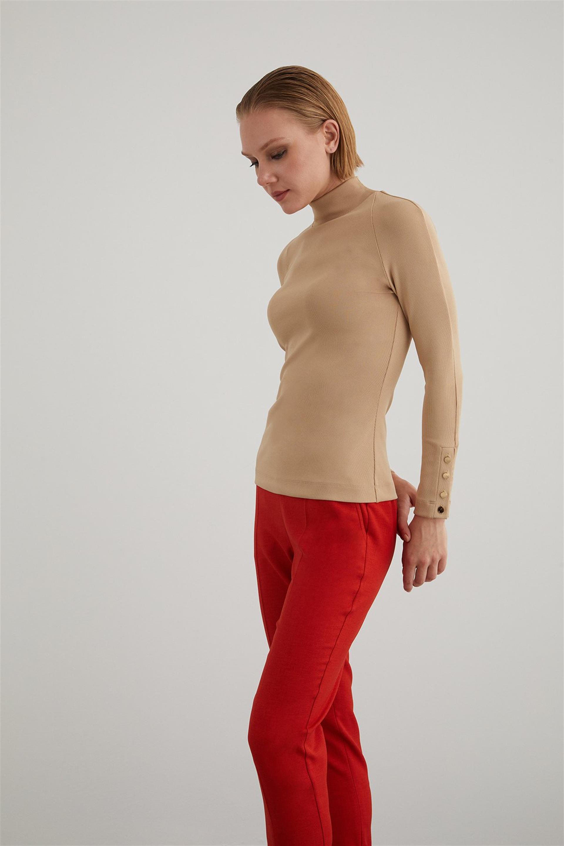 Manşeti Gold Düğme Detaylı Dar Kesim Balıkçı Yaka Triko Bej Bluz