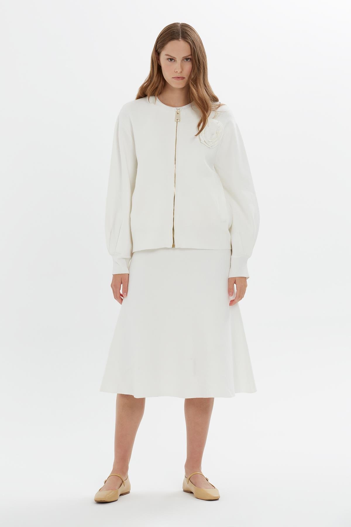 Sol Yaka Çiçek Detaylı Uzun Kollu Ekru Triko Ceket