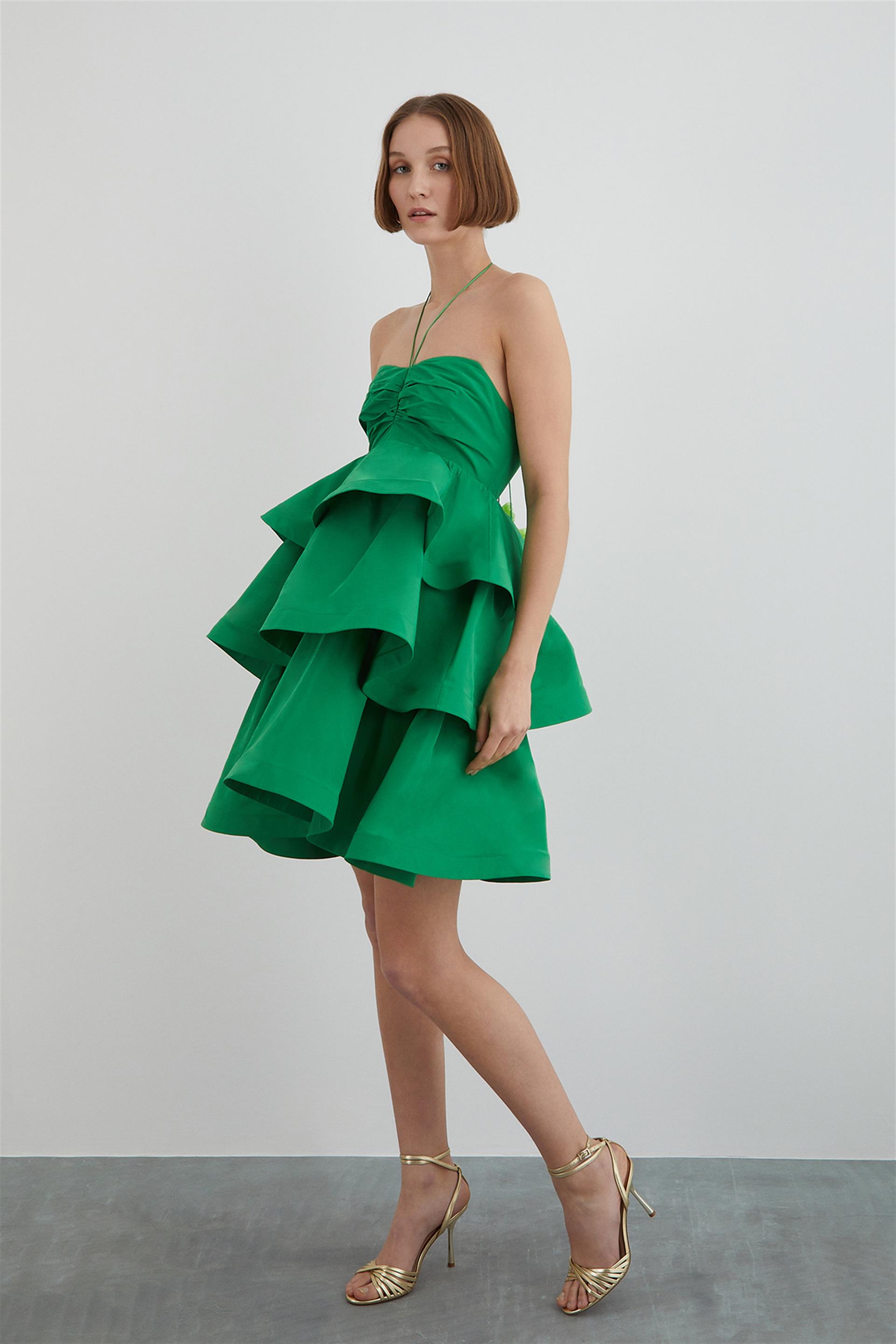 Boyundan Bağlamalı Volanlı Straplez Siyah Elbise