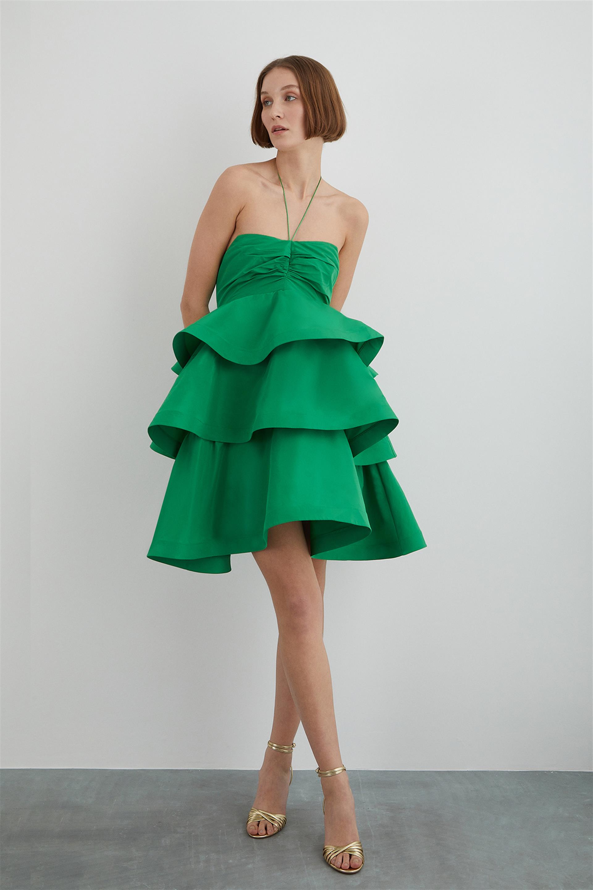 Boyundan Bağlamalı Volanlı Straplez Siyah Elbise