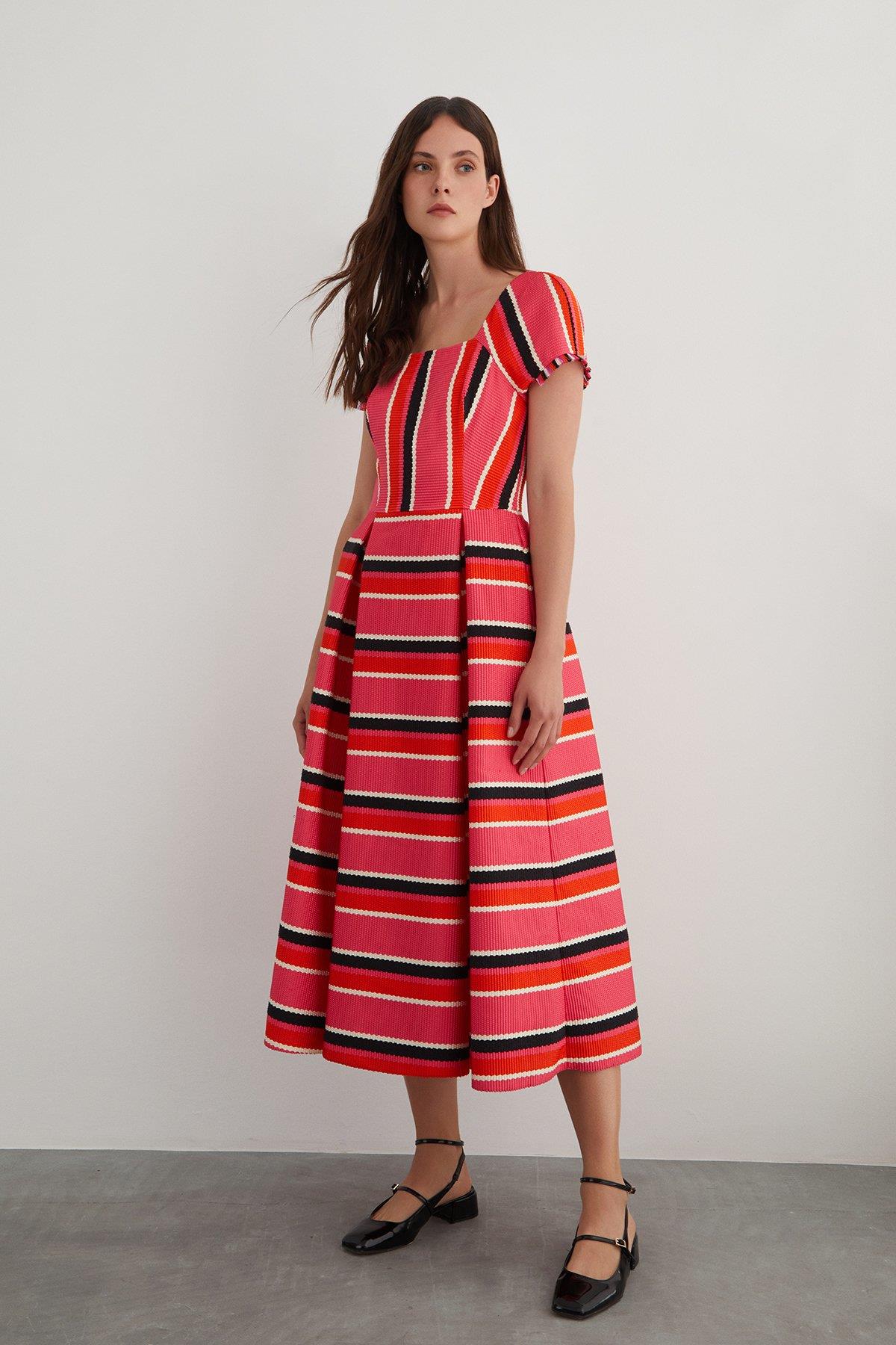 Kolları Püskül Detaylı Dokulu Kumaş Pilili Elbise