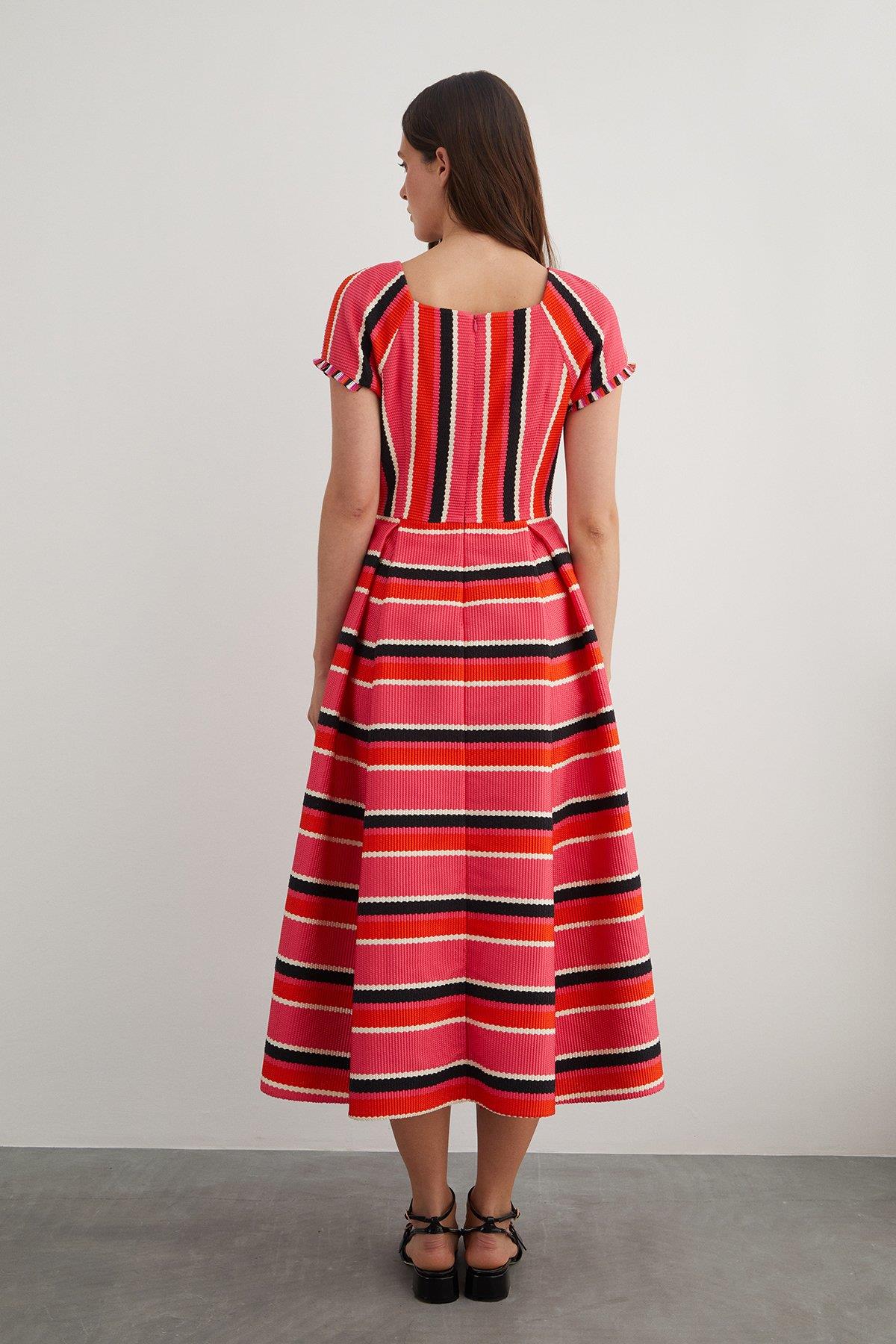 Kolları Püskül Detaylı Dokulu Kumaş Pilili Elbise