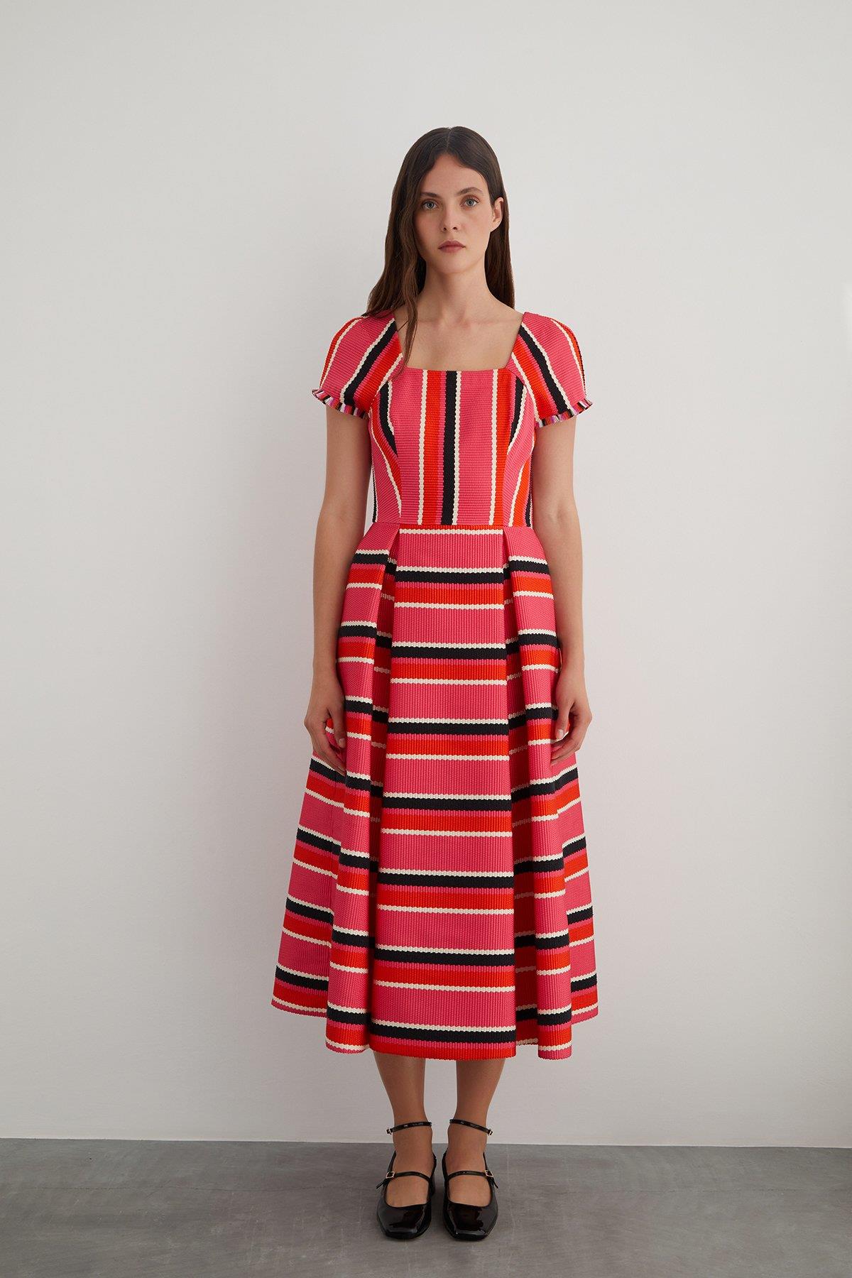 Kolları Püskül Detaylı Dokulu Kumaş Pilili Elbise