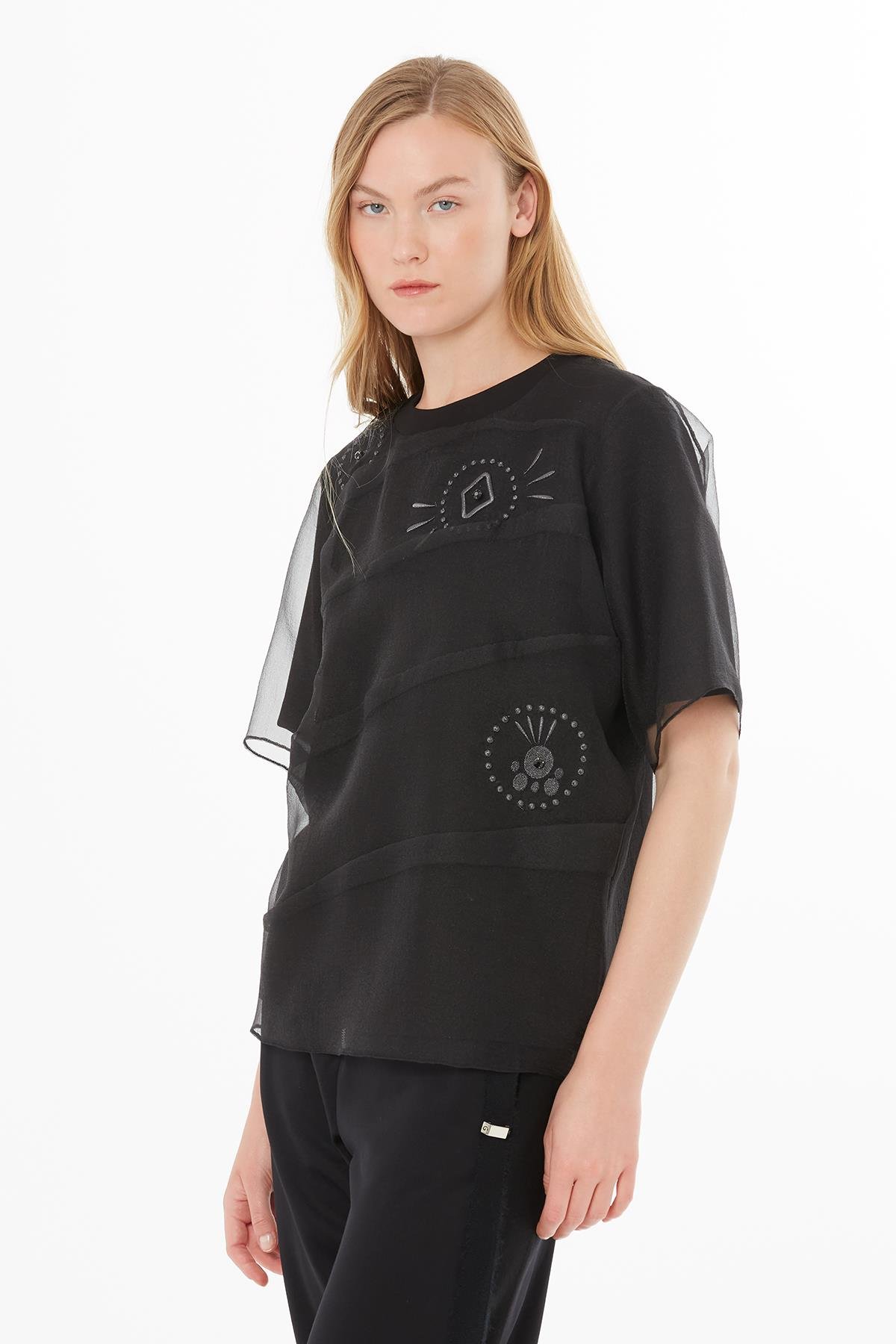 Transparan Detaylı Nakışlı Taş İşlemeli Siyah  Bluz