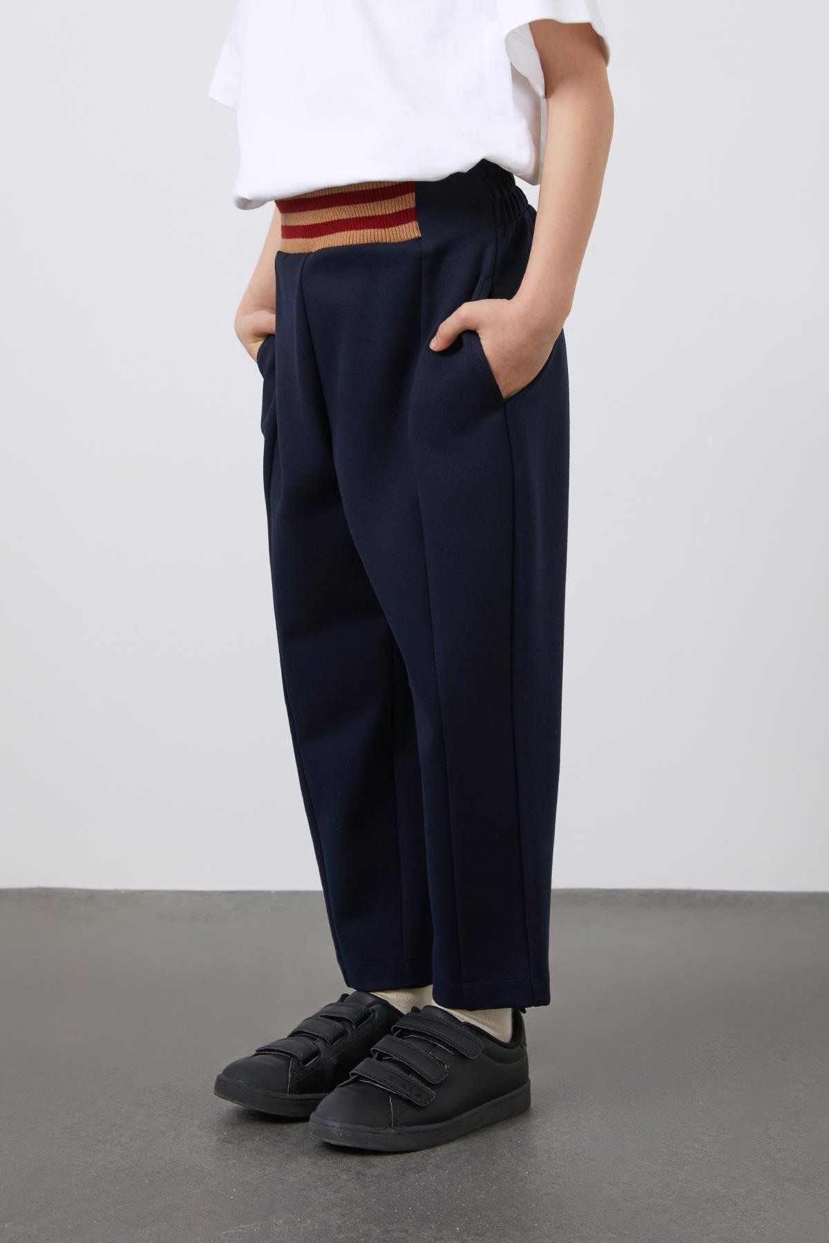 Triko Detaylı Yüksel Bel Lacivert Pantolon