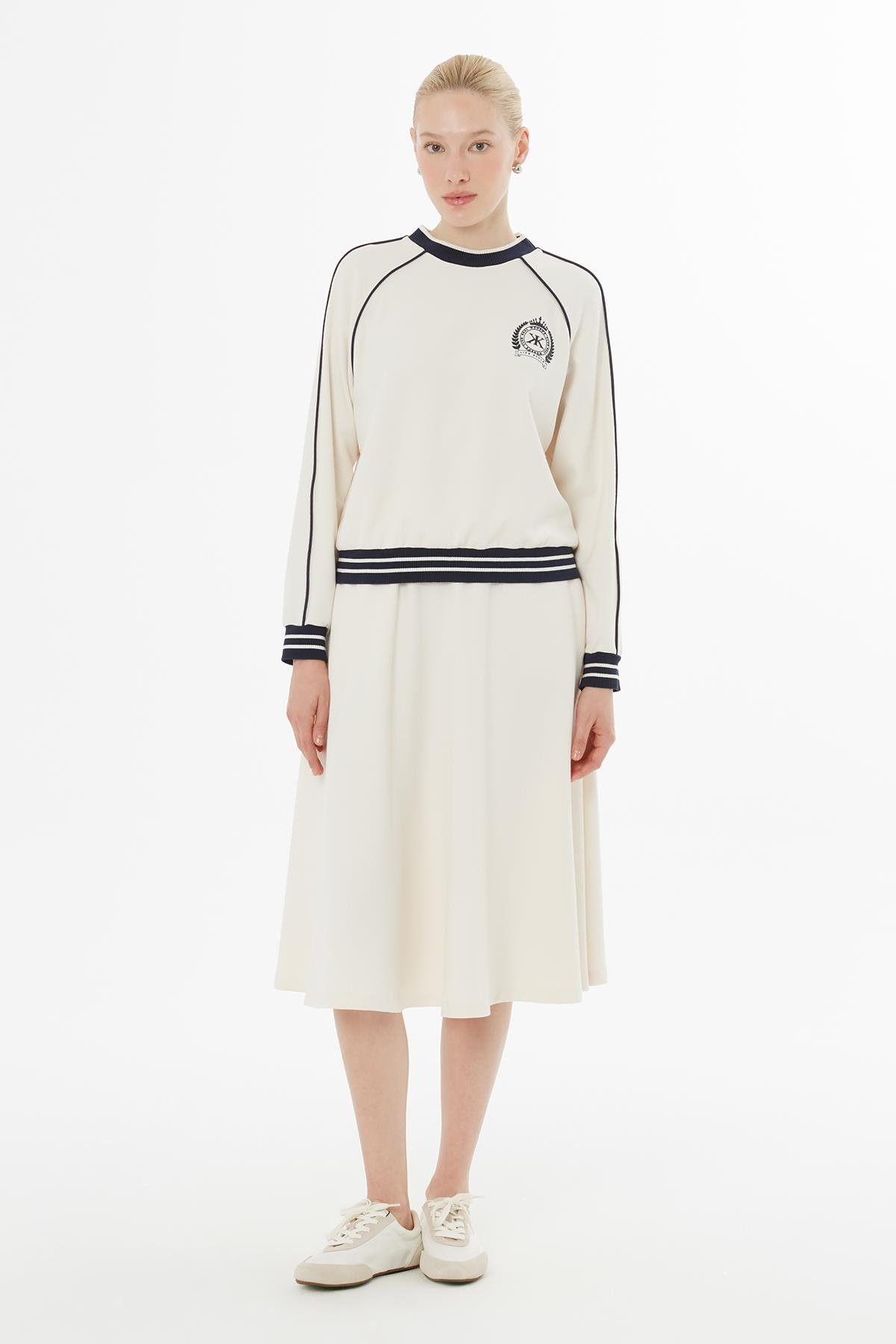 Trikolu Logolu Etekli Ekru Takım