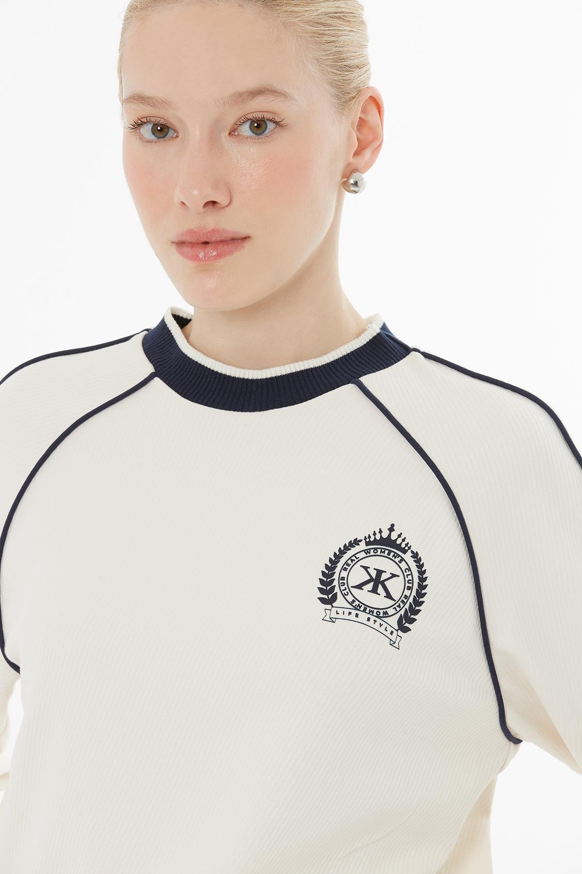 Trikolu Logolu Etekli Ekru Takım