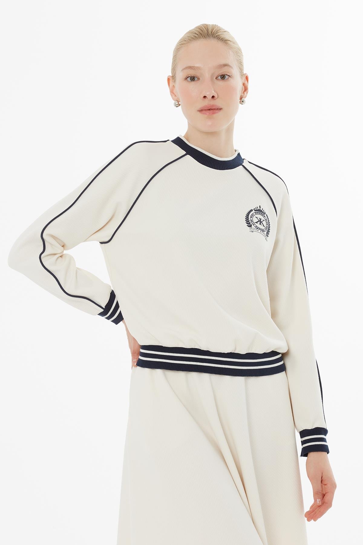 Trikolu Logolu Etekli Ekru Takım