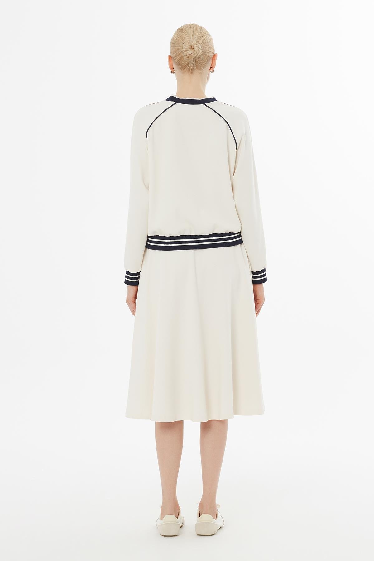 Trikolu Logolu Etekli Ekru Takım