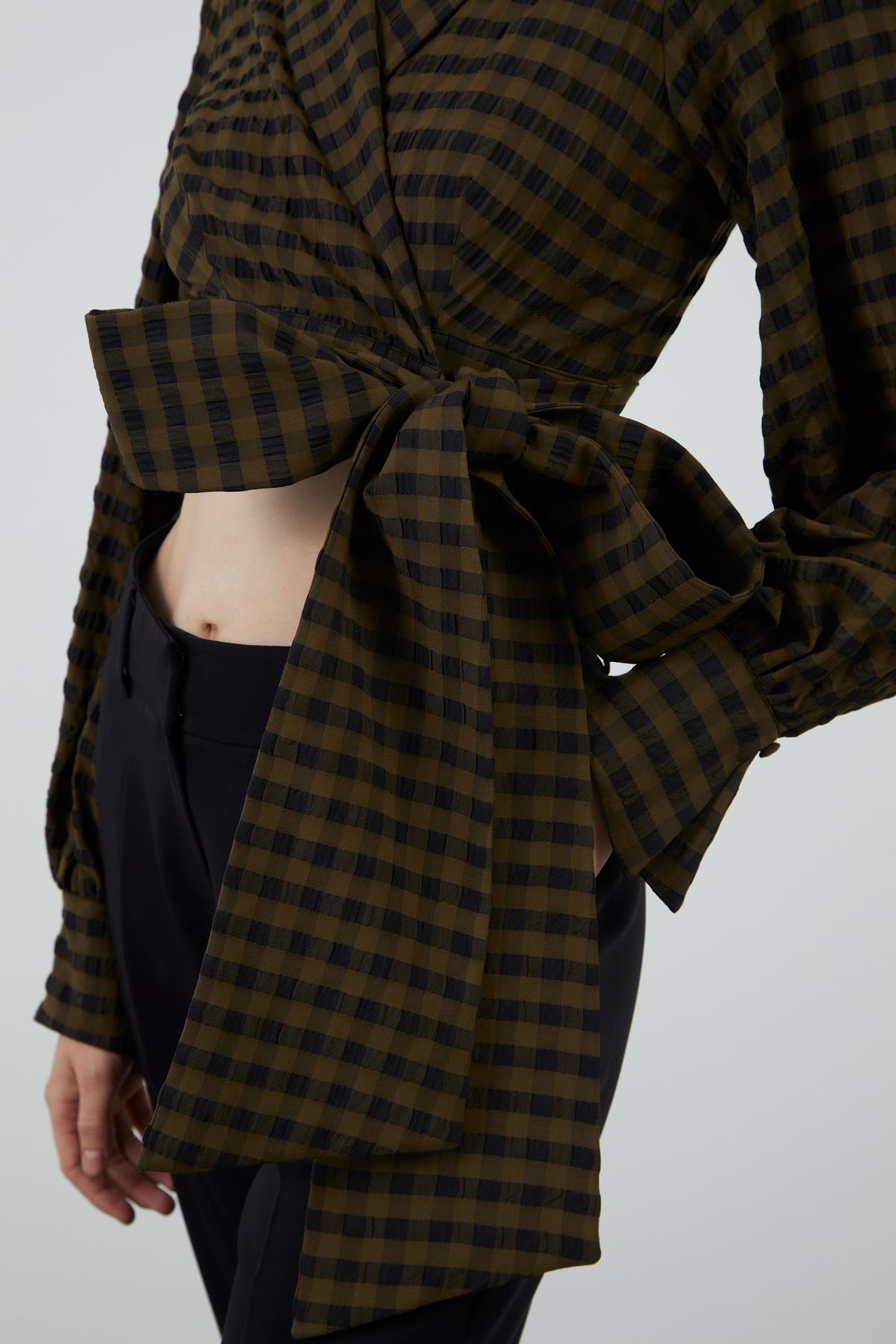 Tüy ve İşleme Detaylı Bağlamalı Crop Top Bluz