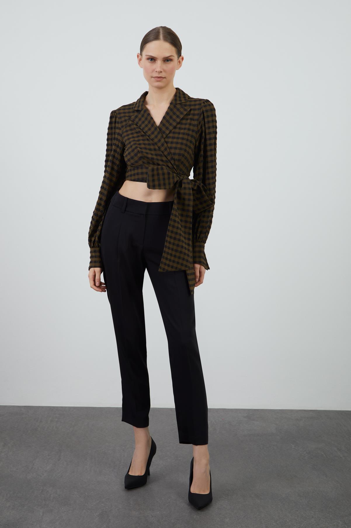 Tüy ve İşleme Detaylı Bağlamalı Crop Top Bluz
